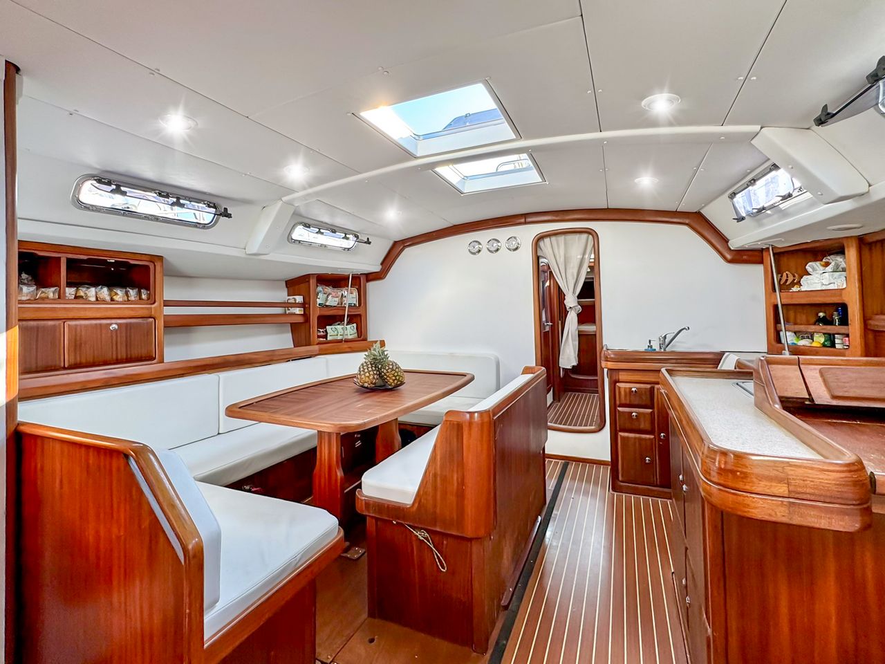 Intérieur du voilier pendant la visite dans les eaux cristallines de Spargi et Santa Maria