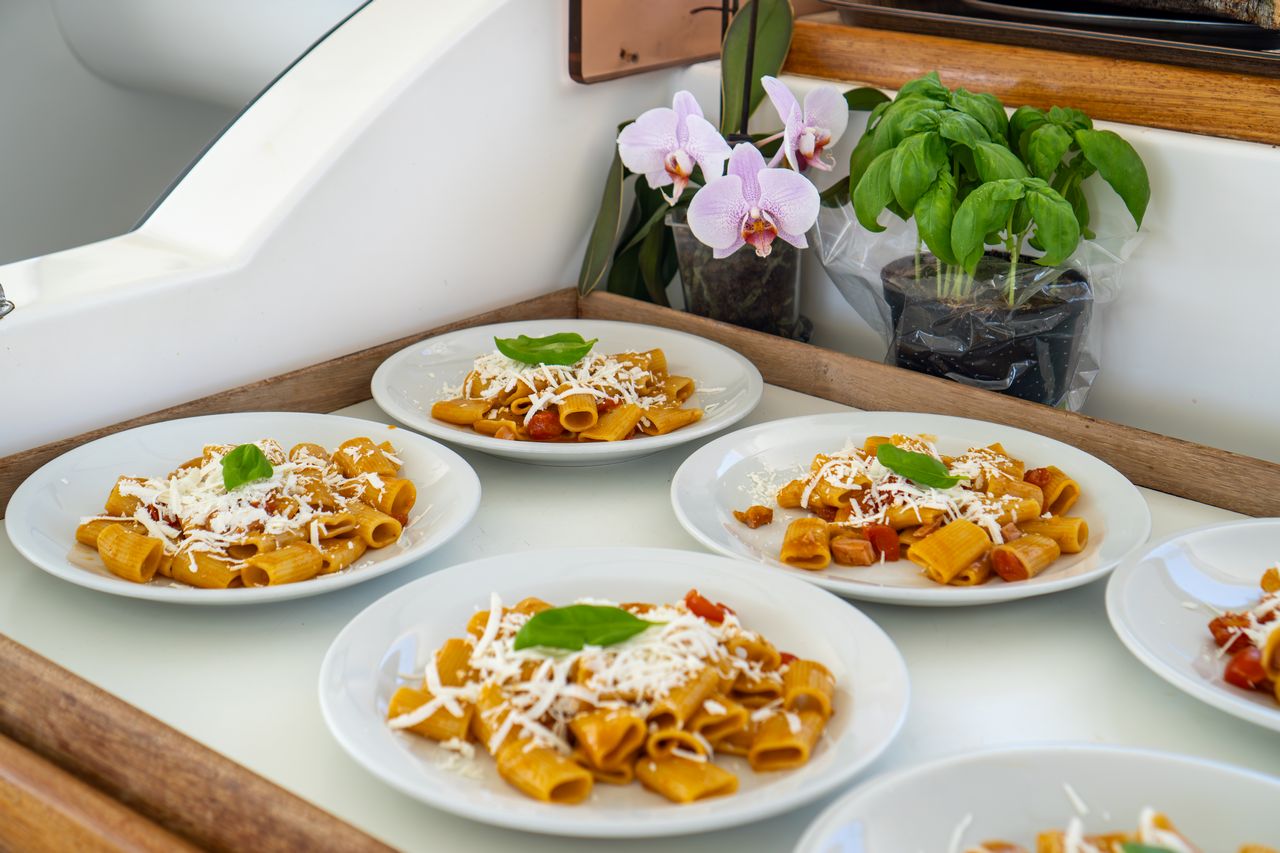 Déjeuner offert à bord lors de la visite de l'archipel au nord-est de la Sardaigne