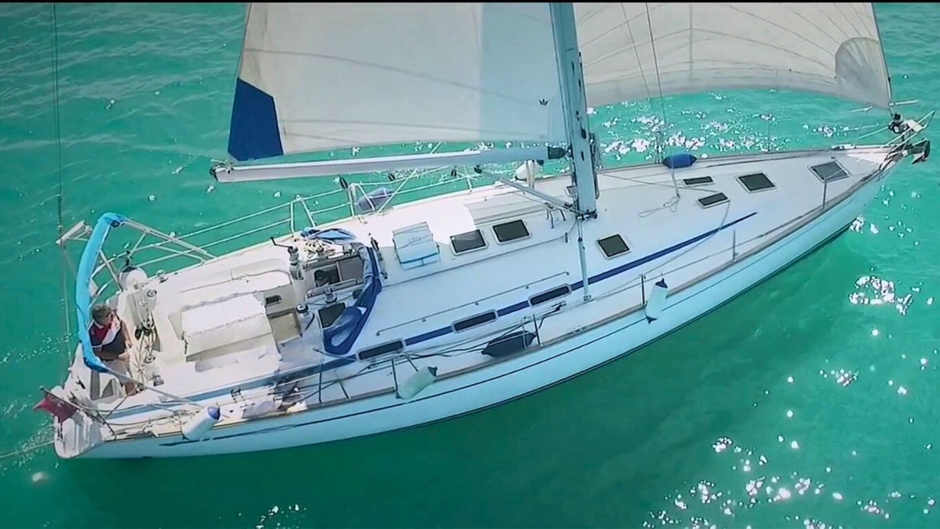 Un voilier navigue en pleine mer avec un passager à bord
