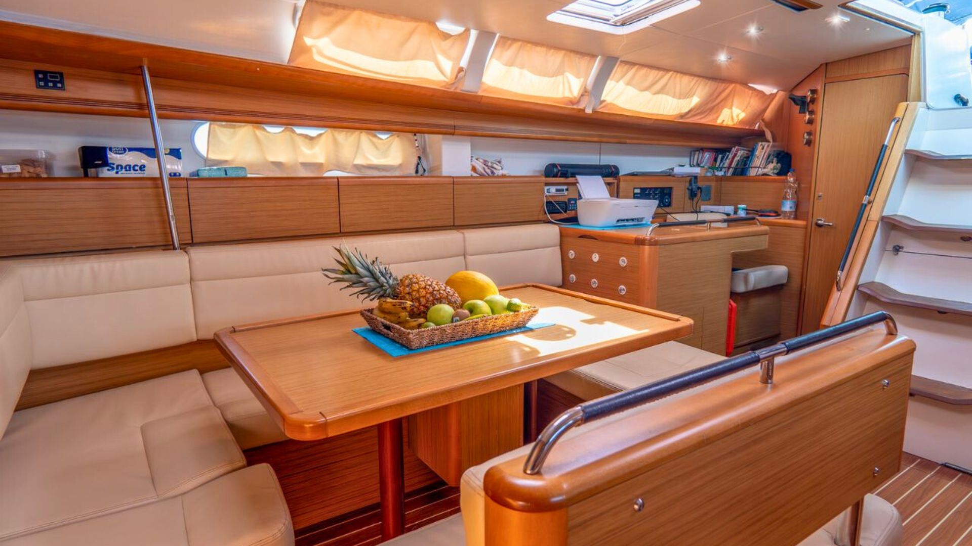 Interior de un barco con mesa y cesta de fruta
