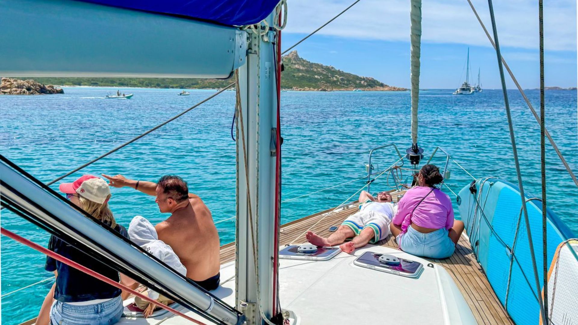 Navega entre Tavolara, Molara y Figarolo, con paradas en espectaculares bahías y encuentros con delfines