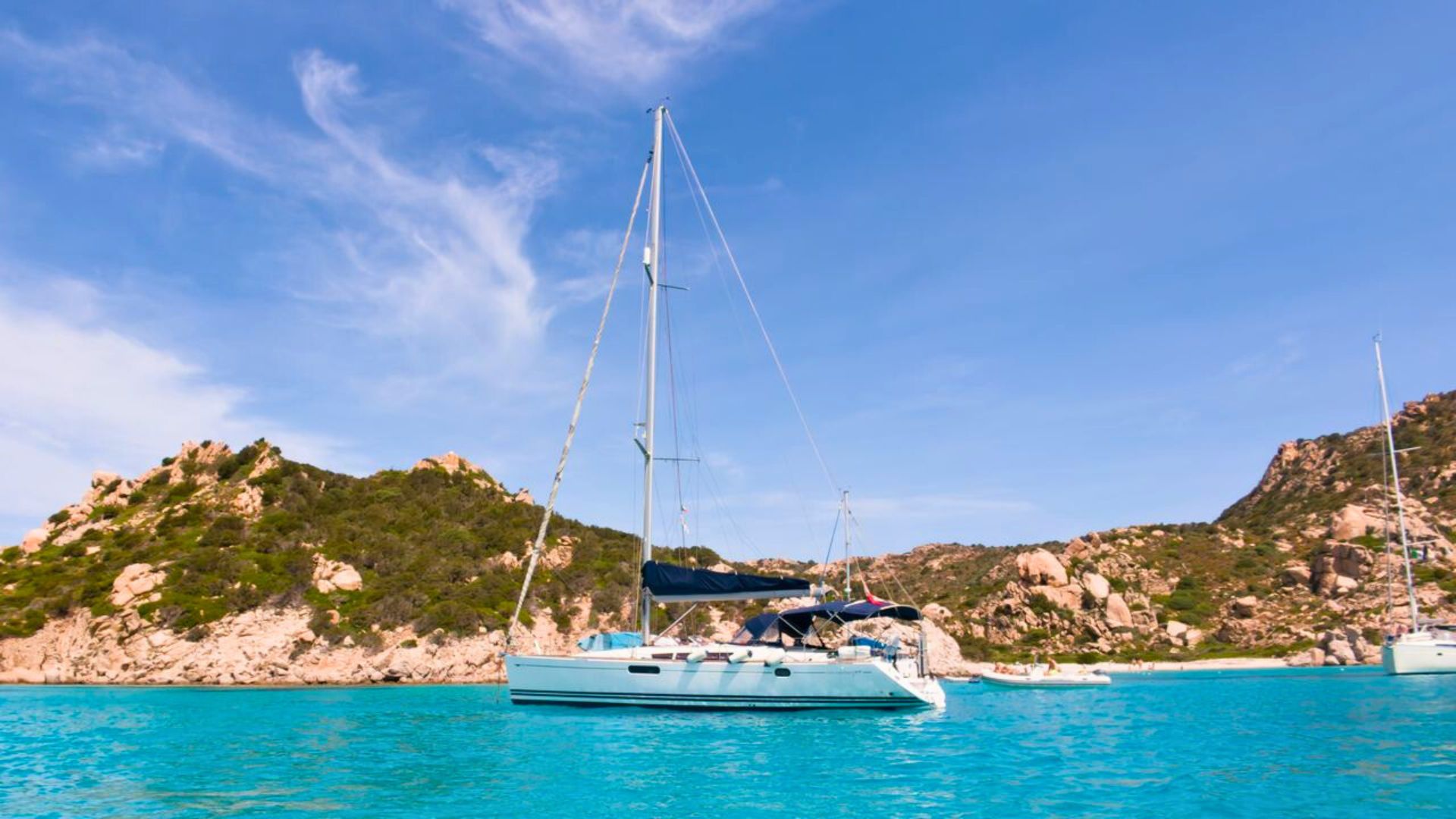 Un barco histórico navega entre las islas de Tavolara, Molara y Figarolo, con paradas en espectaculares bahías y la oportunidad de ver delfines