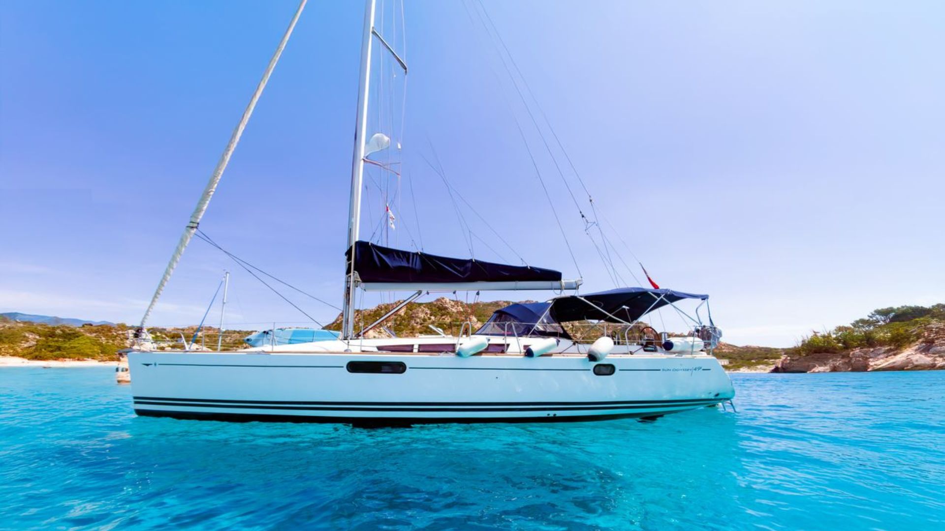 Un barco histórico de los años 60 navega por las aguas cristalinas del Área Marina Protegida de Tavolara y Molara, con paradas en espectaculares bahías y frente al islote de Figarolo
