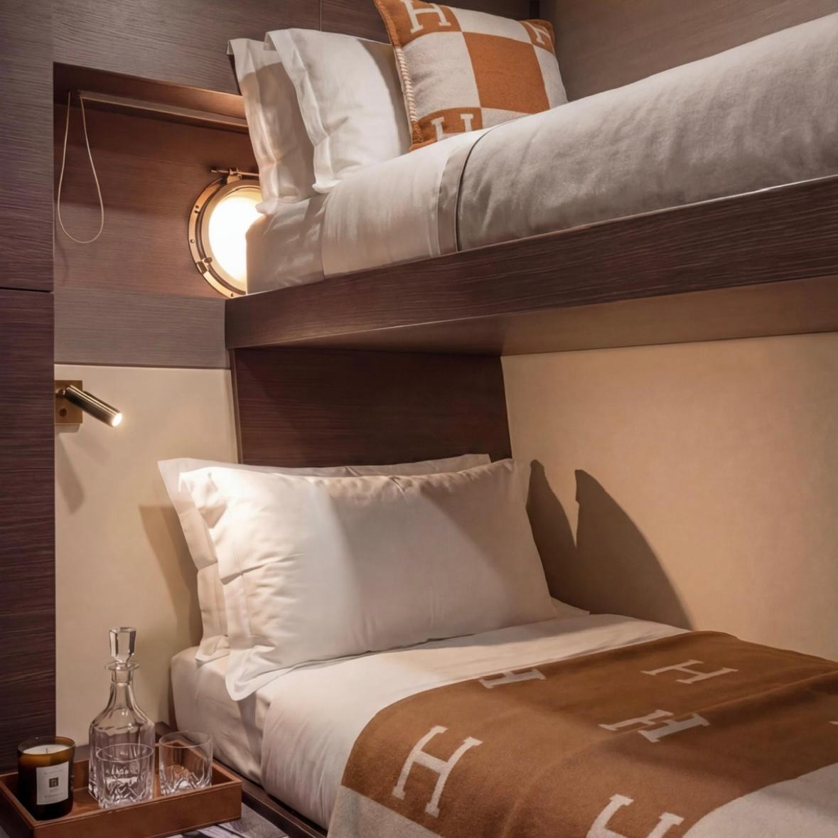 Gästeschlafkabine mit Etagenbetten auf der Luxusyacht