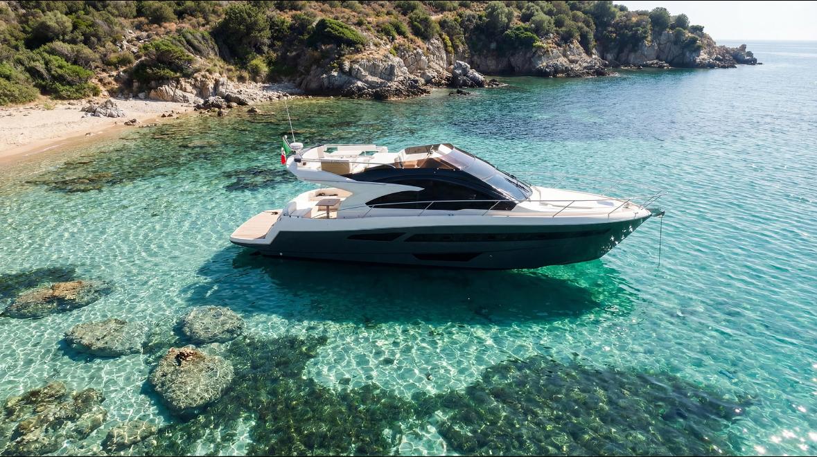 Luxusyacht vor Anker in kristallklarem Wasser vor der Nordostküste Sardiniens