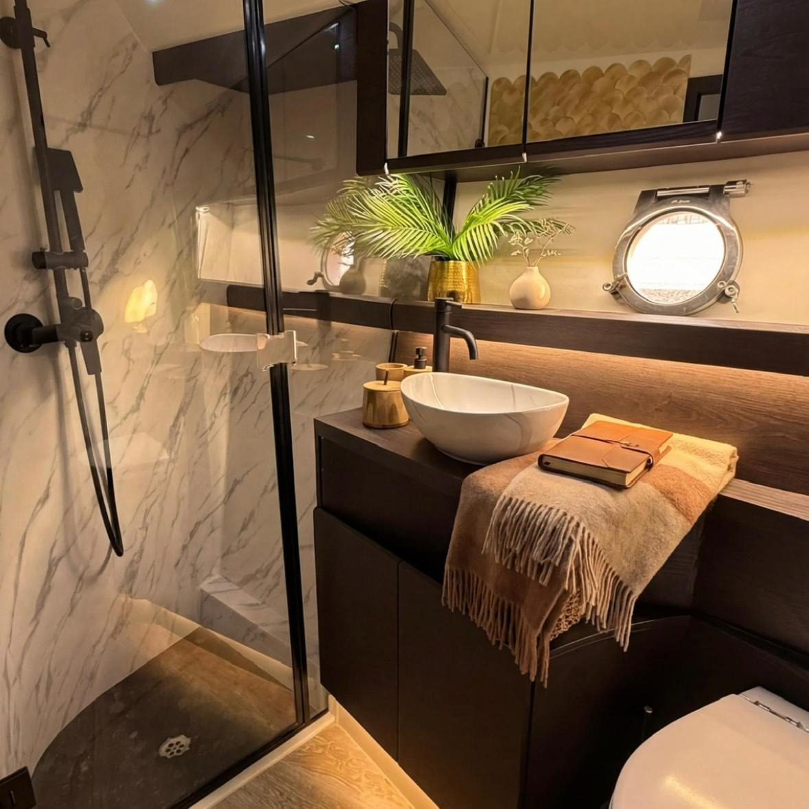 Privates Yachtbad mit Dusche, Bullaugen und Zubehör