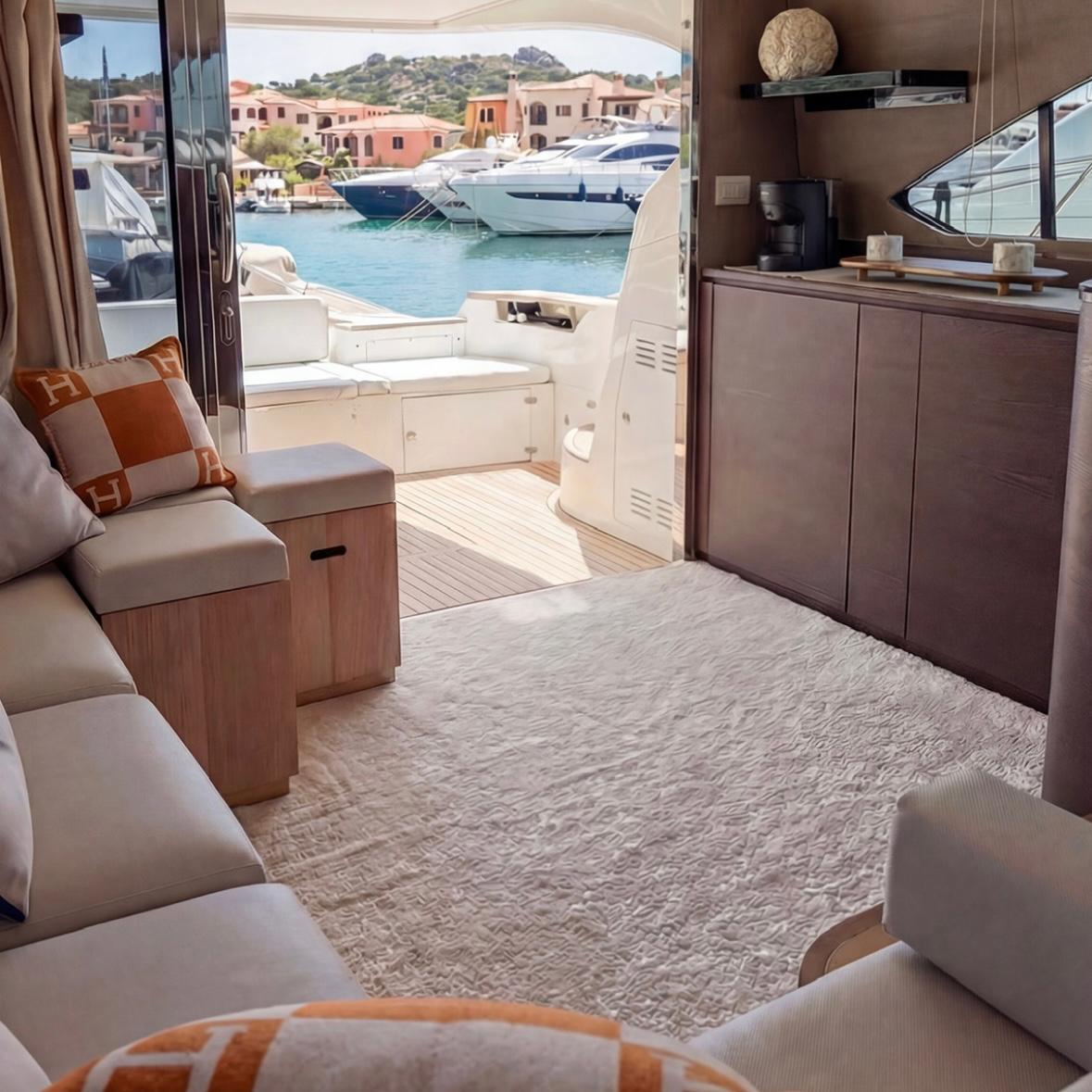 Innenraum einer luxuriösen Privatyacht mit Meerblick, ausgestattet mit einem großen Lounge- und Ruhebereich