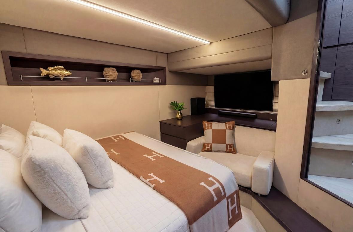 Innenraum einer luxuriösen Privatyacht mit Bett, Sessel, TV: Gästekabine