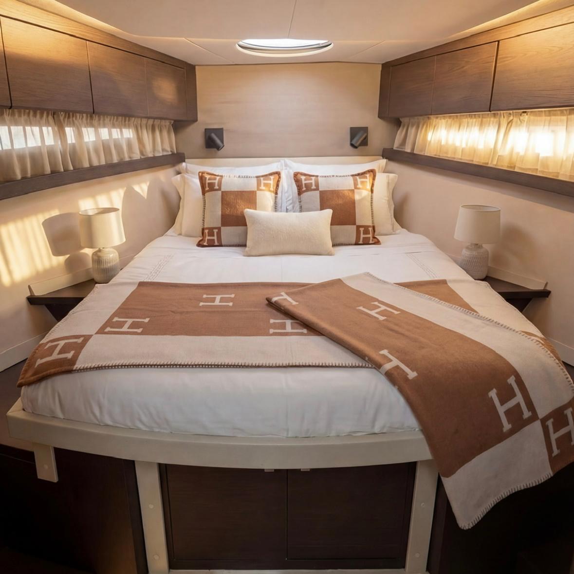 Bild einer Kabine mit Bett auf einer Luxusyacht