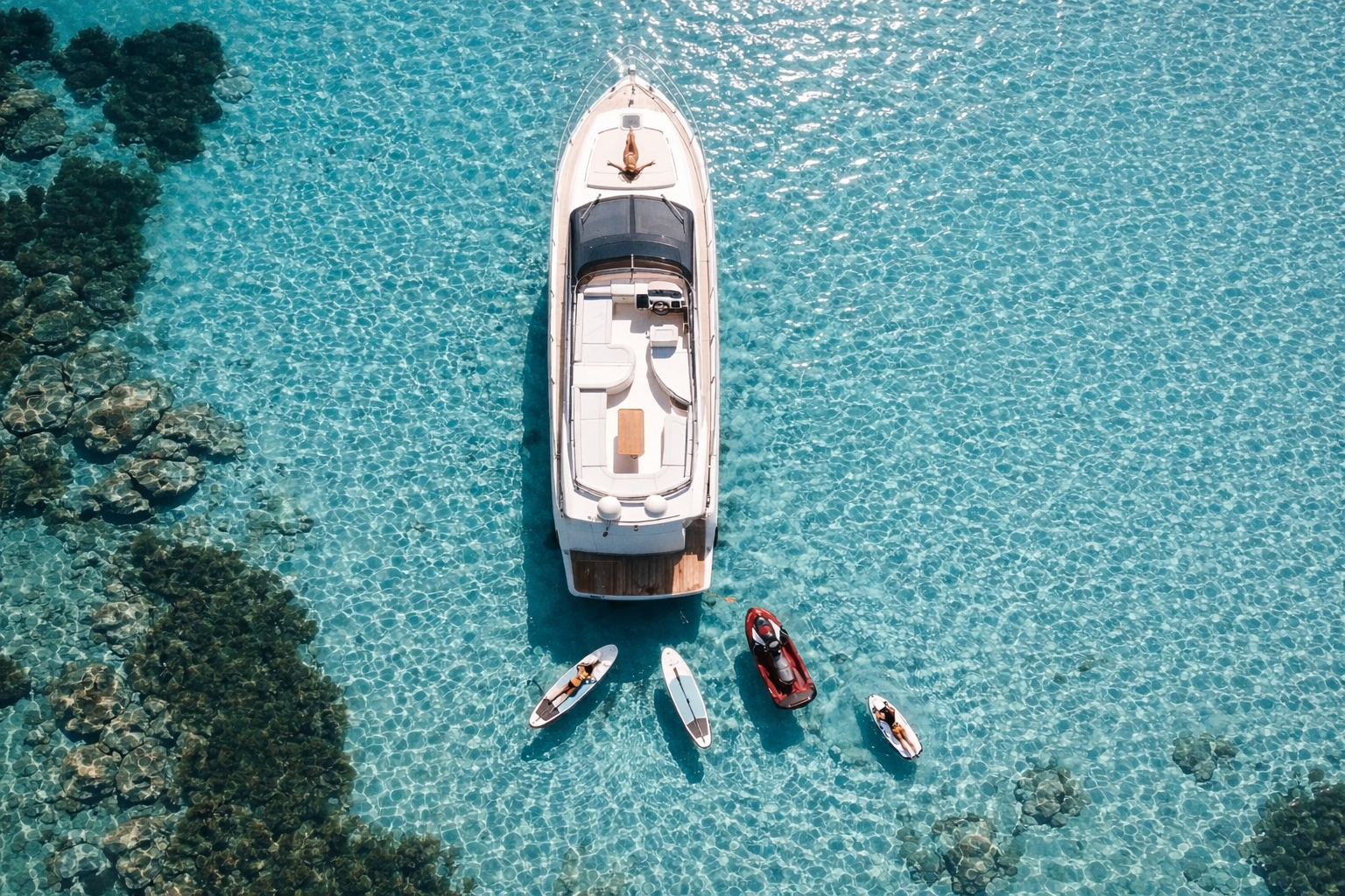 Eine luxuriöse Privatyacht segelt durch kristallklares Wasser, versteckte Buchten und atemberaubende Ausblicke im Nordosten Sardiniens.