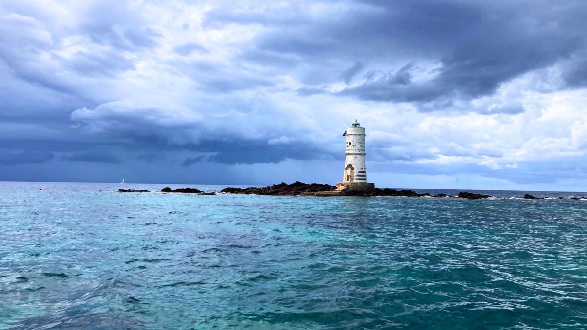 Un recorrido de snorkel en bote en Sant'Antioco, con guías expertos y esnórquel entre peces de colores