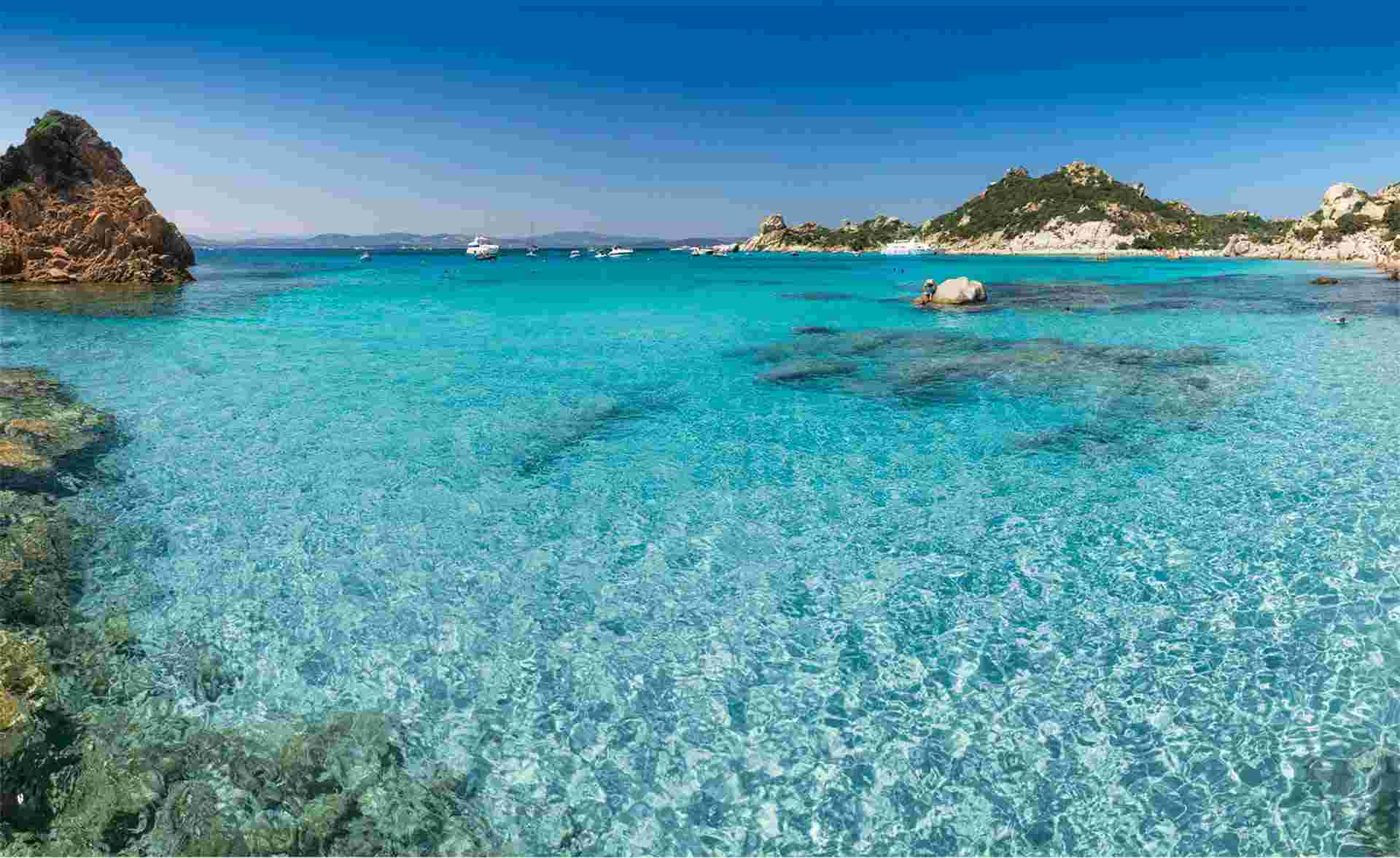 Mer émeraude et limpide dans l'archipel de La Maddalena