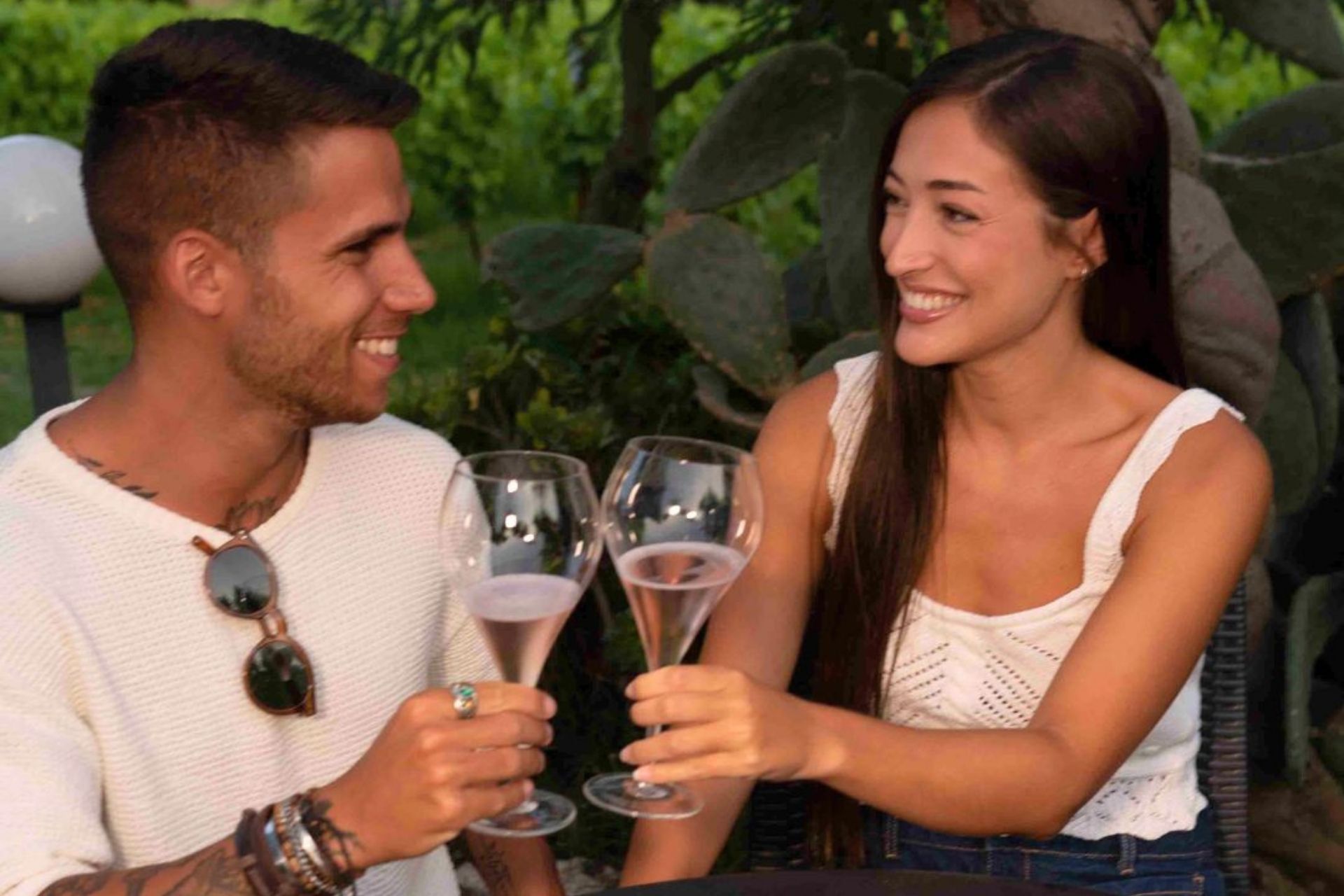 Una pareja toma un aperitivo en el viñedo de Cerdeña