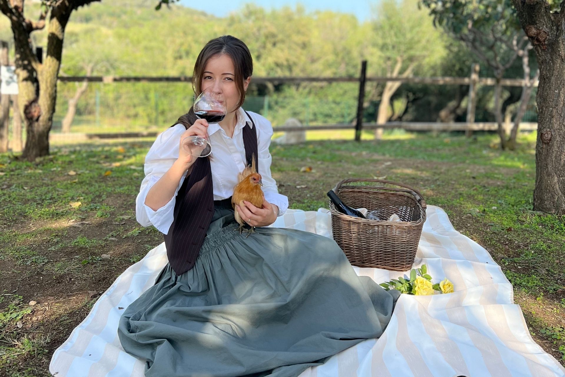 Niña hace un picnic en la granja con animales en Olbia