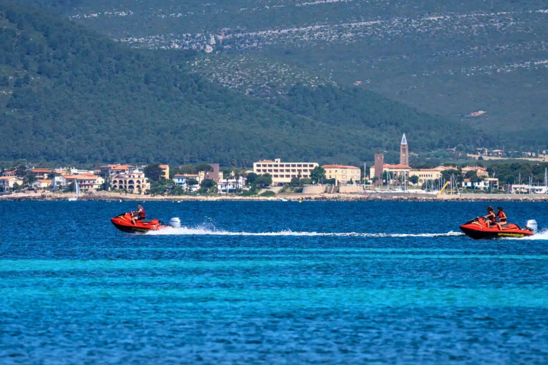 Due moto d'acqua sfrecciano sulle acque della costa di Alghero
