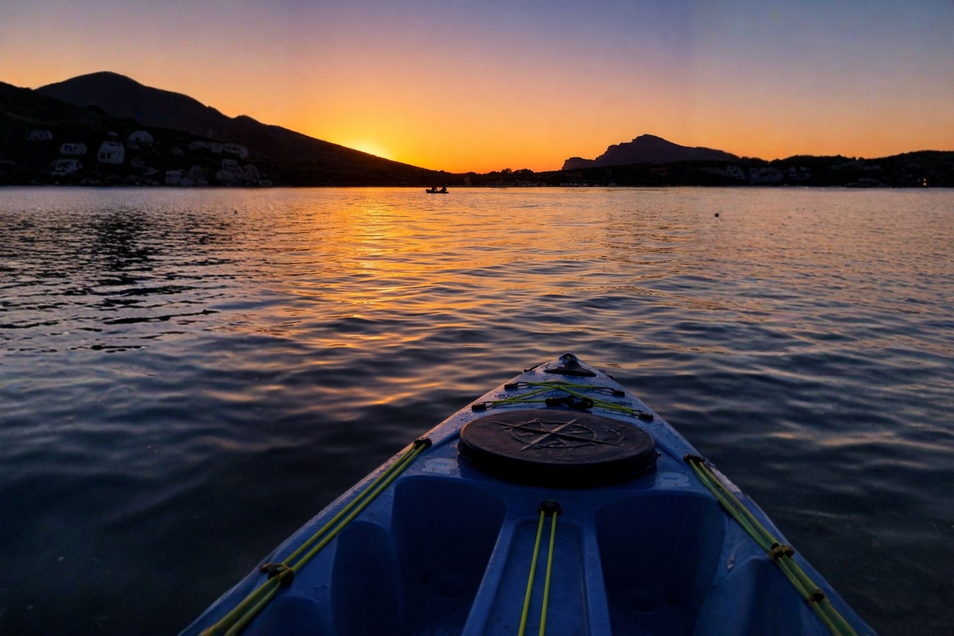 Parada en kayak durante el recorrido en el parque de Porto Conte al atardecer