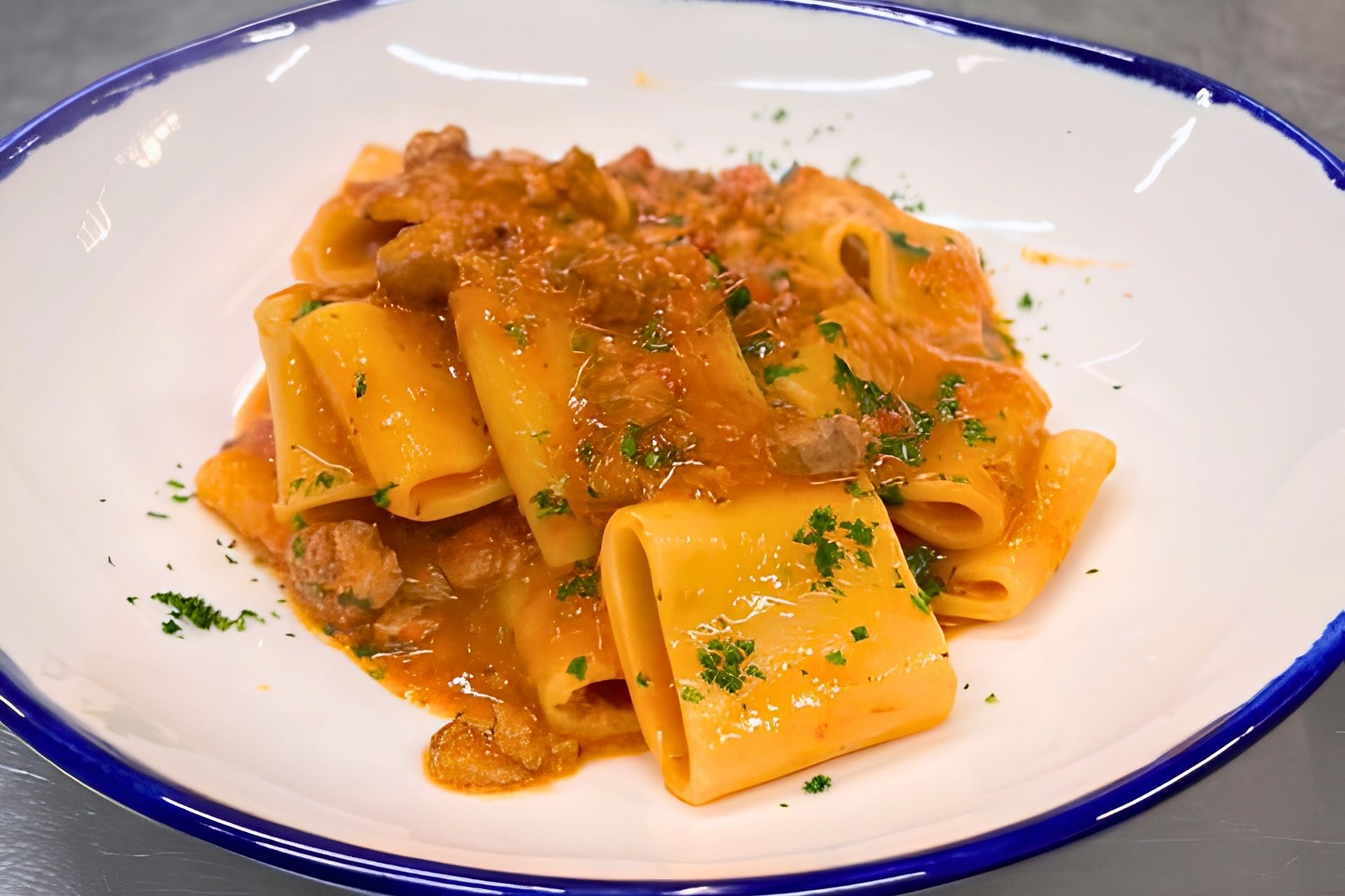 Pâtes à la sauce de poisson servies pendant le déjeuner lors de l'excursion en bateau vers La Maddalena