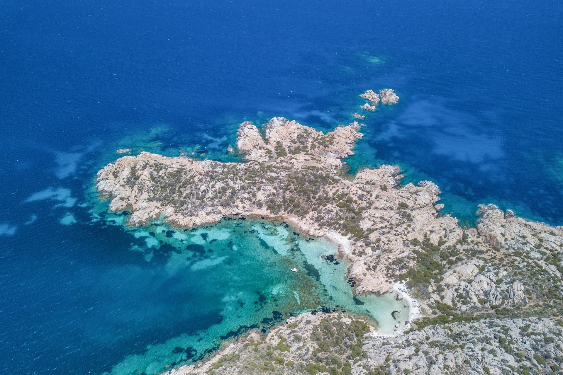 Vue aérienne d'une île de l'archipel de La Maddalena