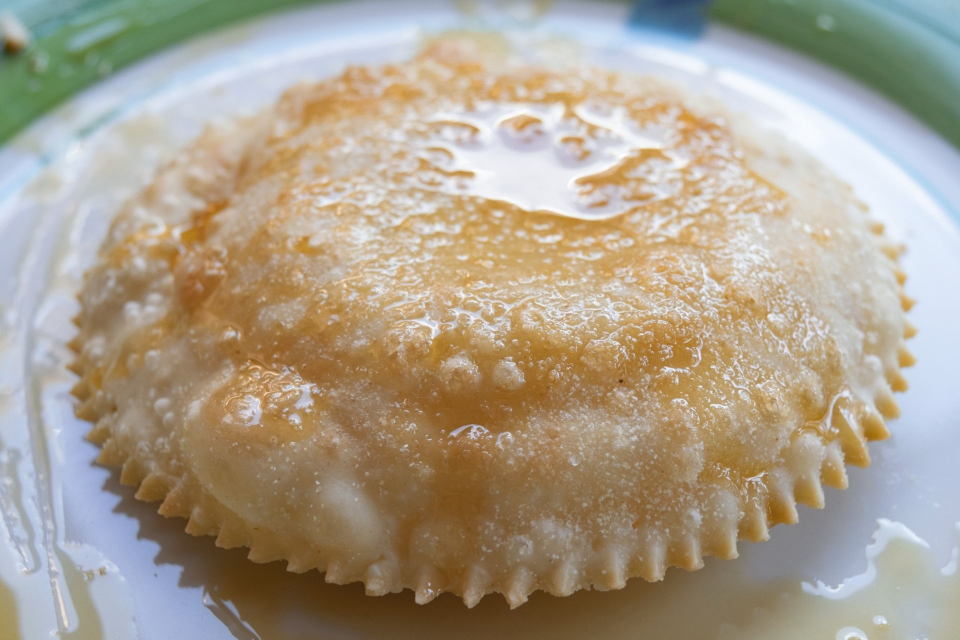 Seada sarda servita con miele durante il laboratorio a Olbia