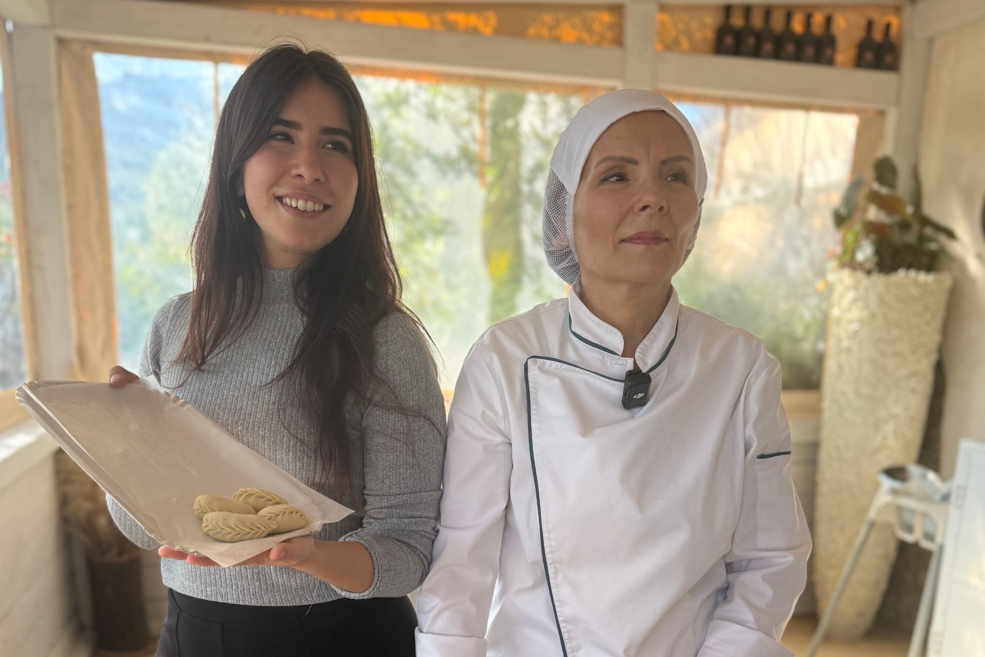 Due persone partecipano al laboratorio di pasta tradizionale a Olbia