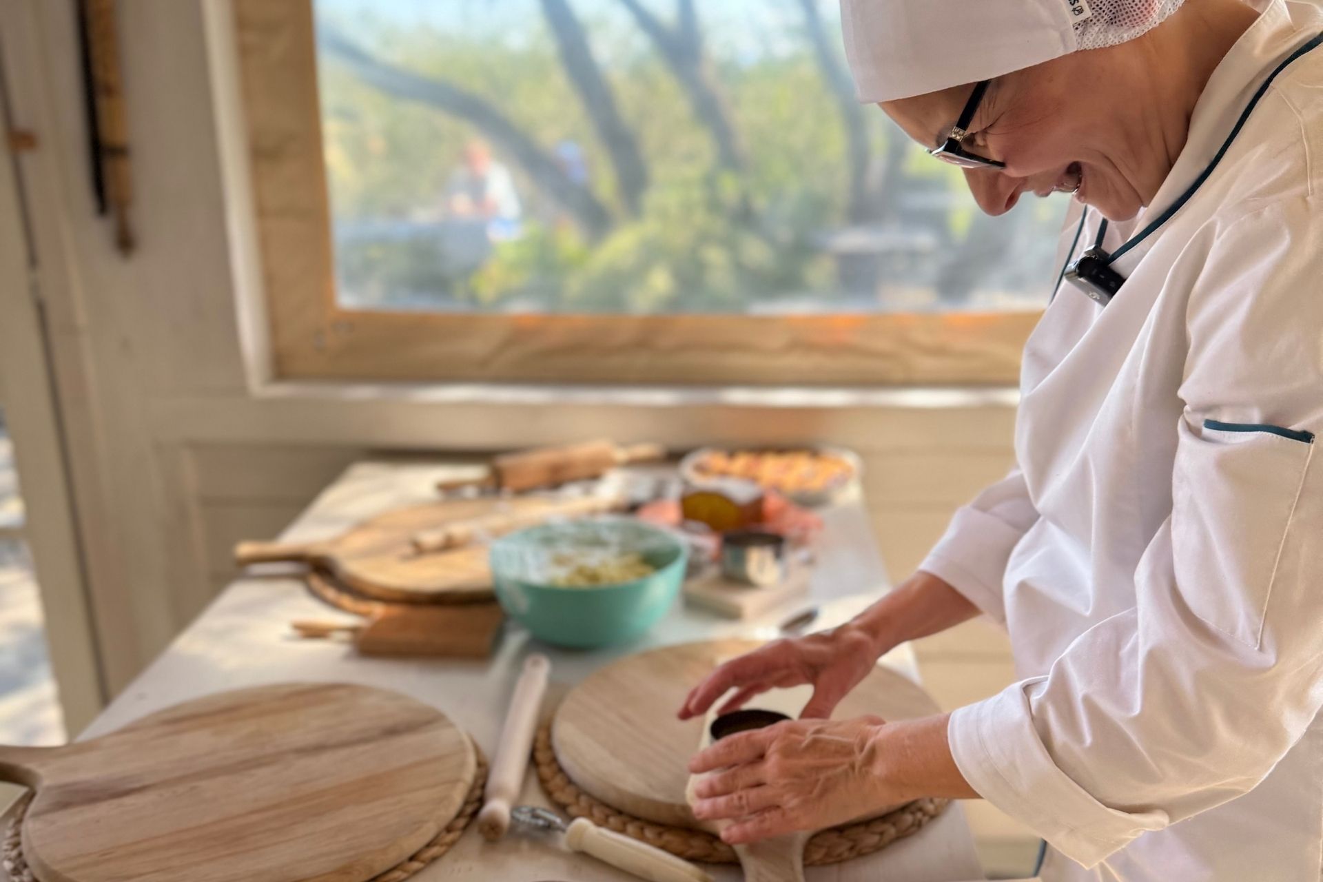 Una persona e sta preparando la pasta tradizionale sarda a Olbia