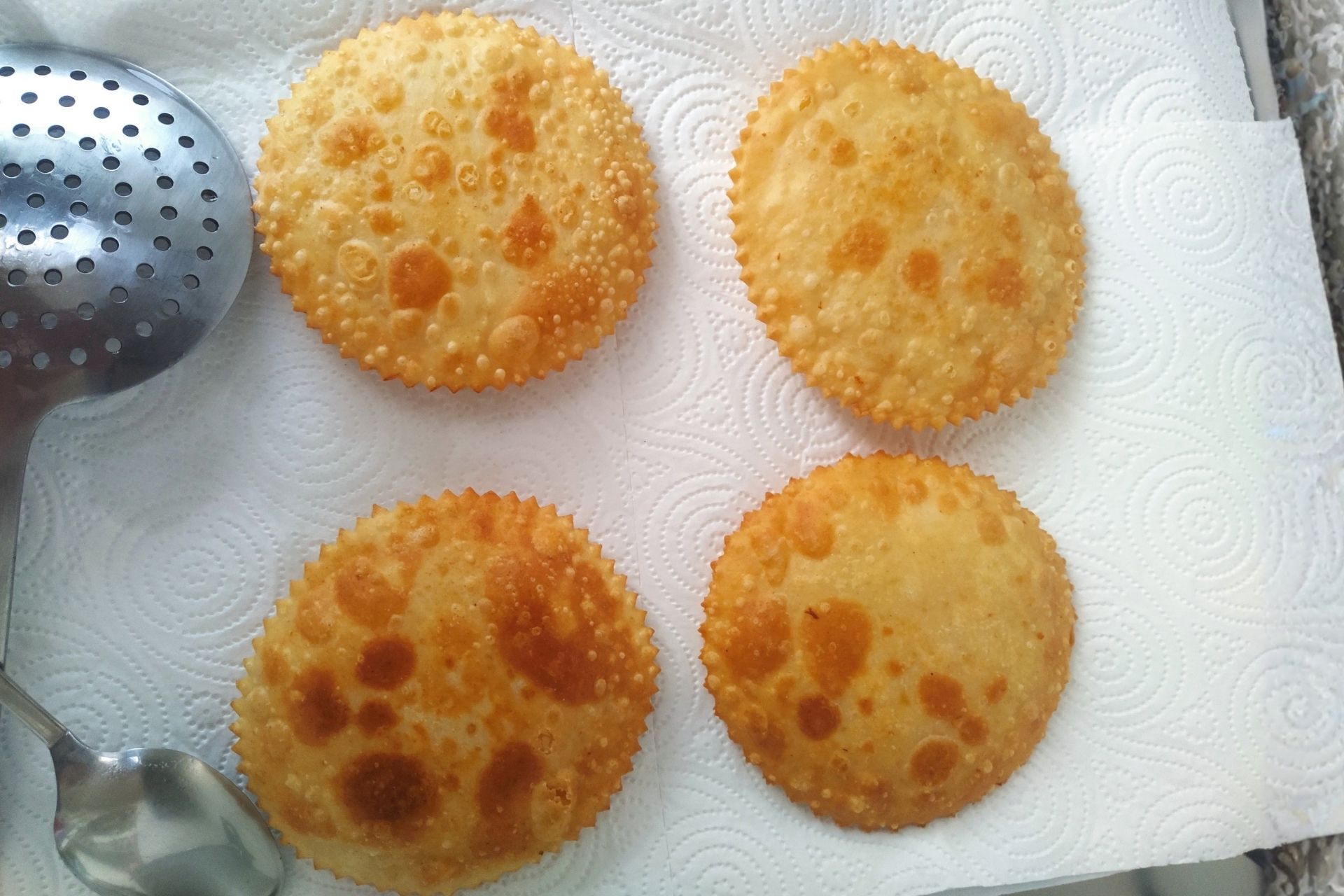 Quattro Seadas tipiche sarde preparate durante il laboratorio a Olbia