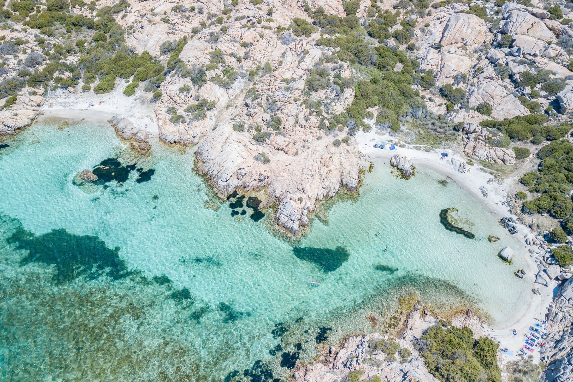 Luftbild der Insel Caprera in La Maddalena