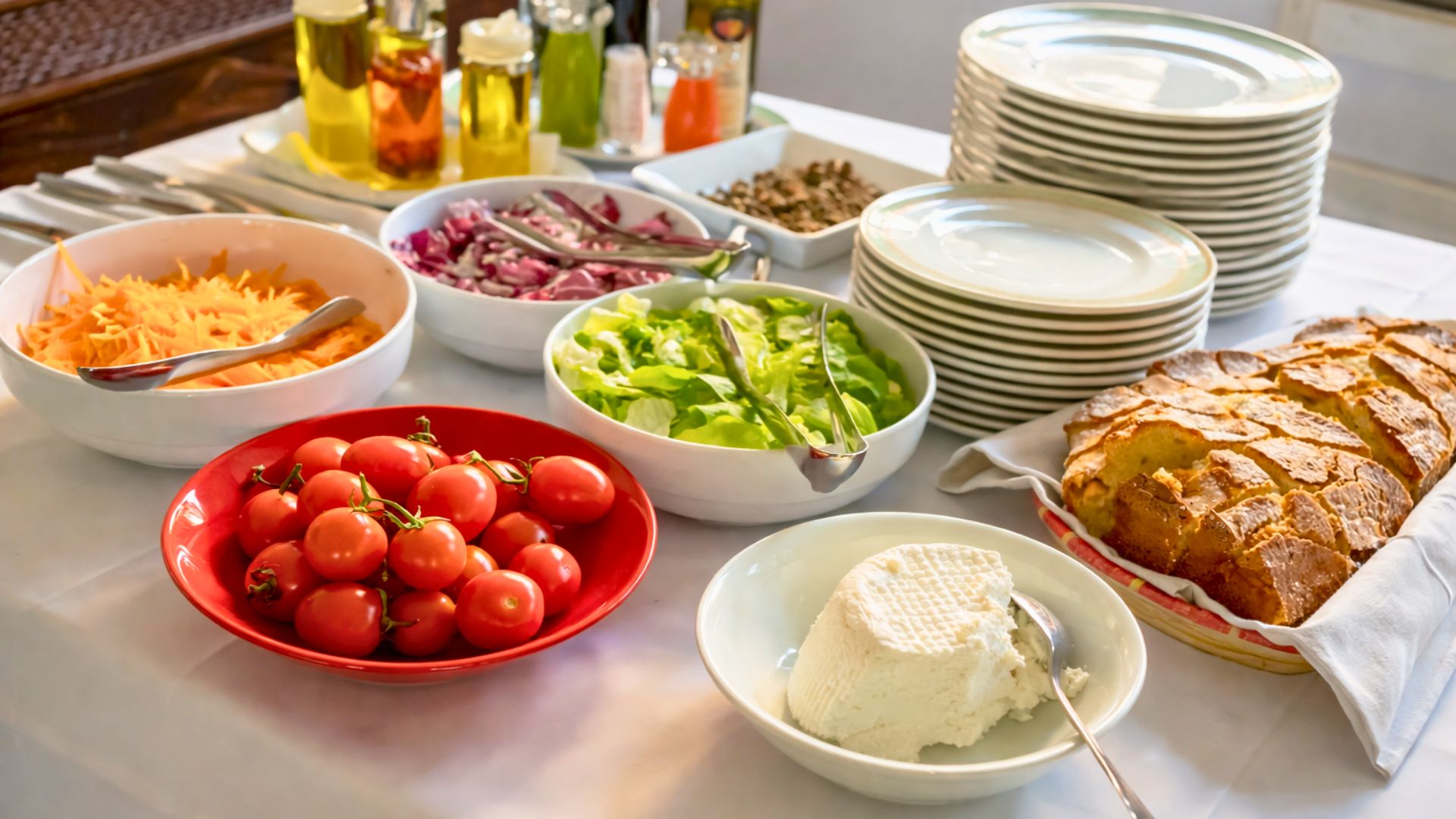 Tavolo con ingredienti per la pizza e pane in una cucina