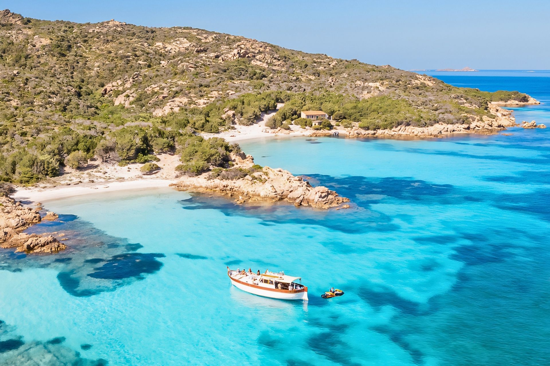 An elegant vintage boat that sails between the islands of Caprera, Budelli and Spargi in the La Maddalena Archipelago, with crystal clear sea and spectacular natural landscapes.