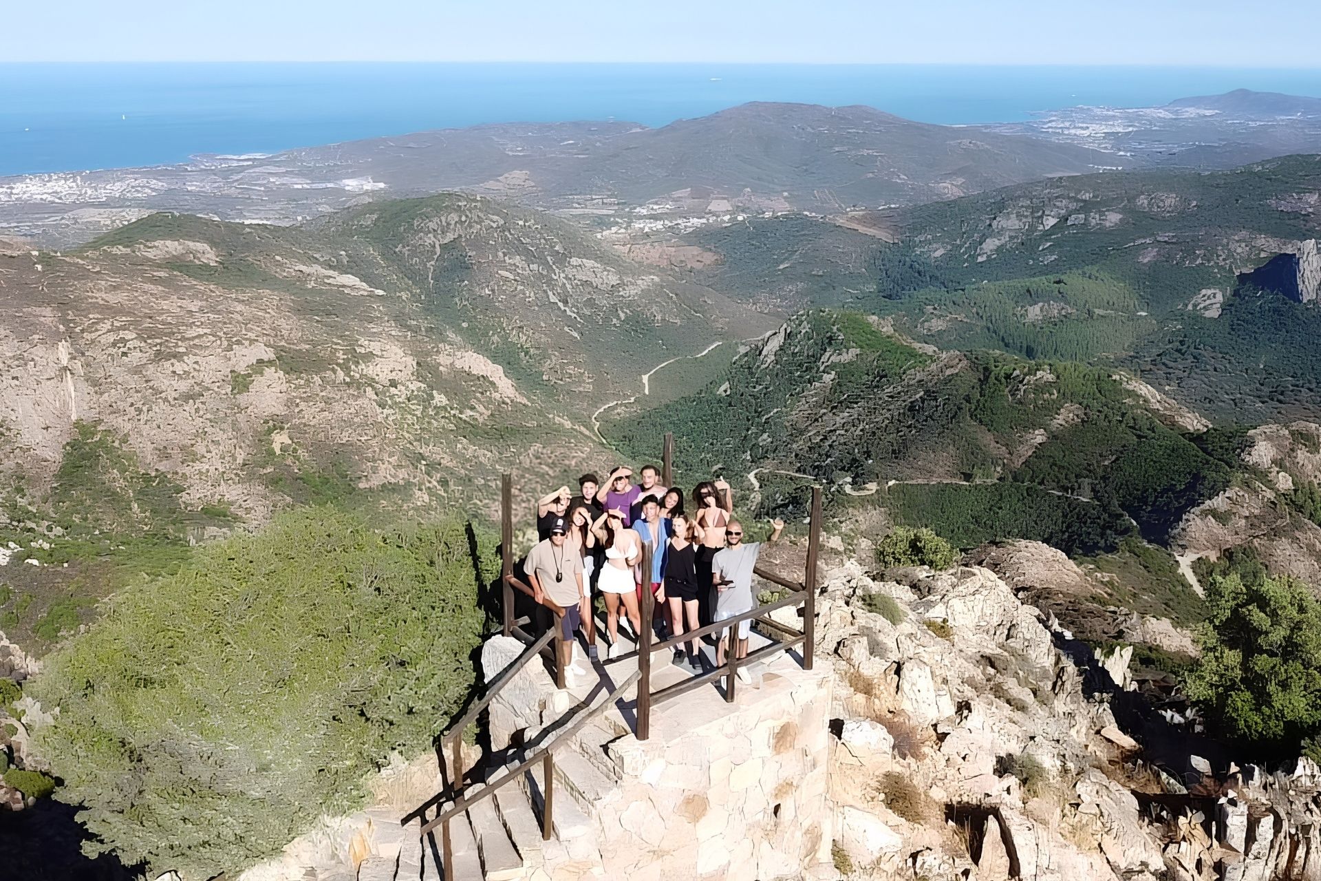 Groupe de personnes profitant d'une excursion en quad en Sardaigne, avec des paysages à couper le souffle et une pause pour un apéritif sarde