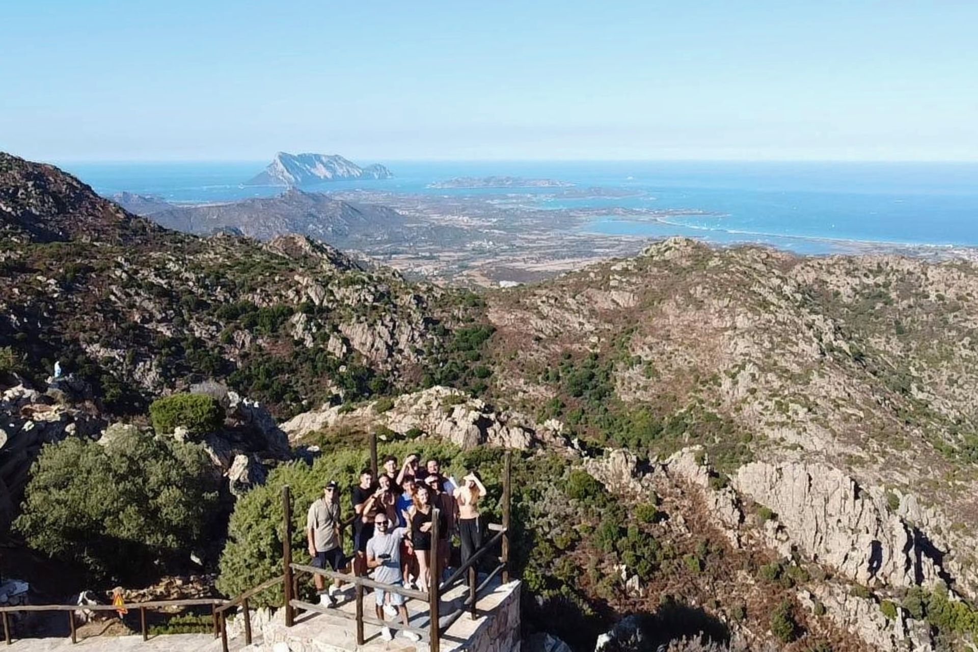 Groupe de personnes lors d'une excursion en quad à Monte Nieddu, en Sardaigne, avec des paysages panoramiques et des chemins de terre.