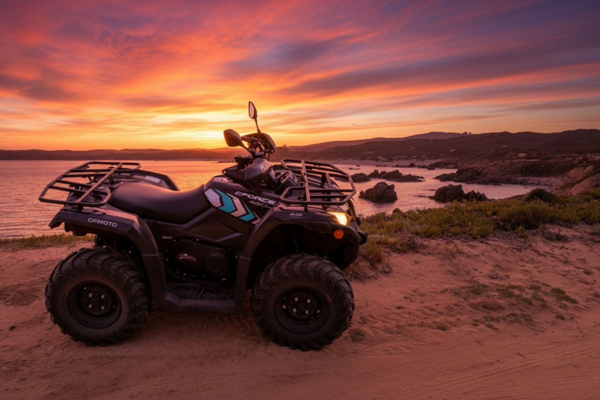 Quad noir garé sur une plage au coucher du soleil avec une mer calme et un ciel coloré en arrière-plan.