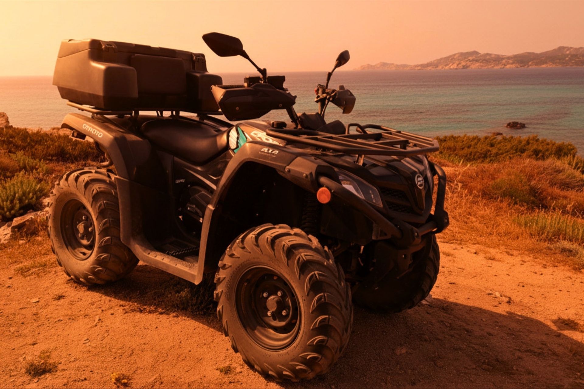 Quad garé dans un paysage côtier au coucher du soleil avec la mer et les collines en arrière-plan
