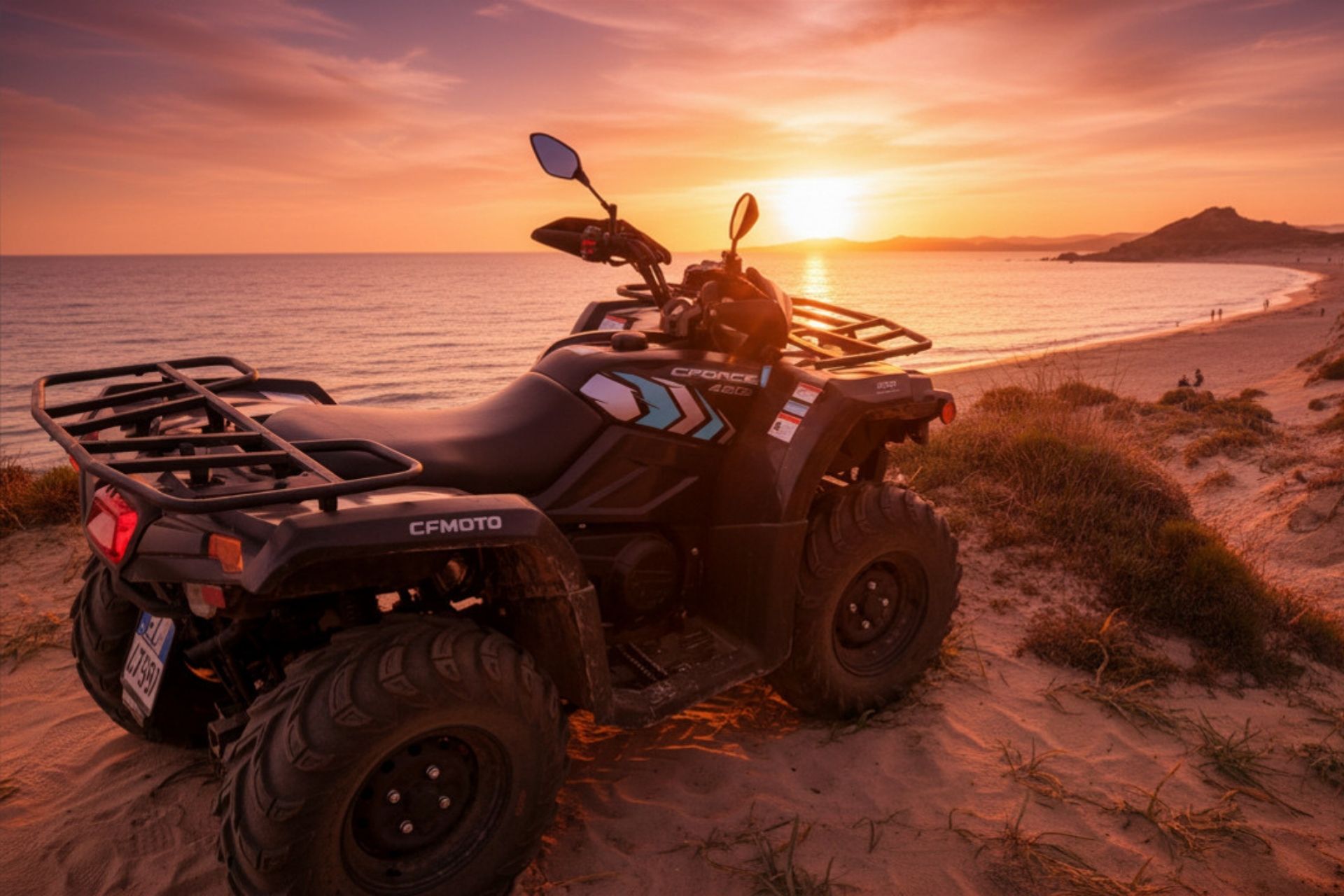 Quad sur une plage au coucher du soleil avec apéritif.