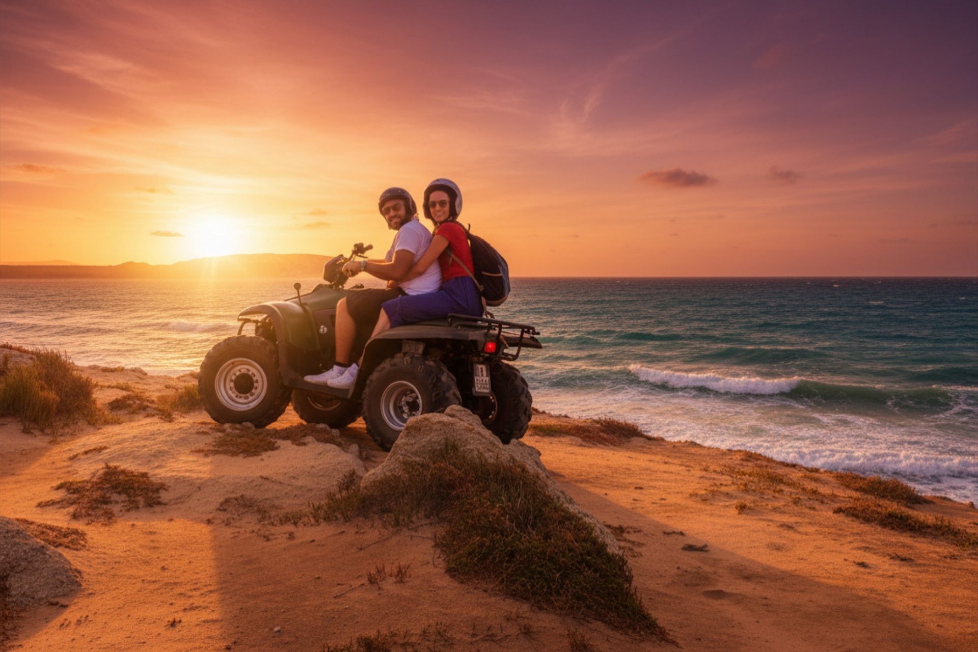 Deux personnes en quad sur la plage au coucher du soleil, portant des casques et une atmosphère de détente et d'aventure.