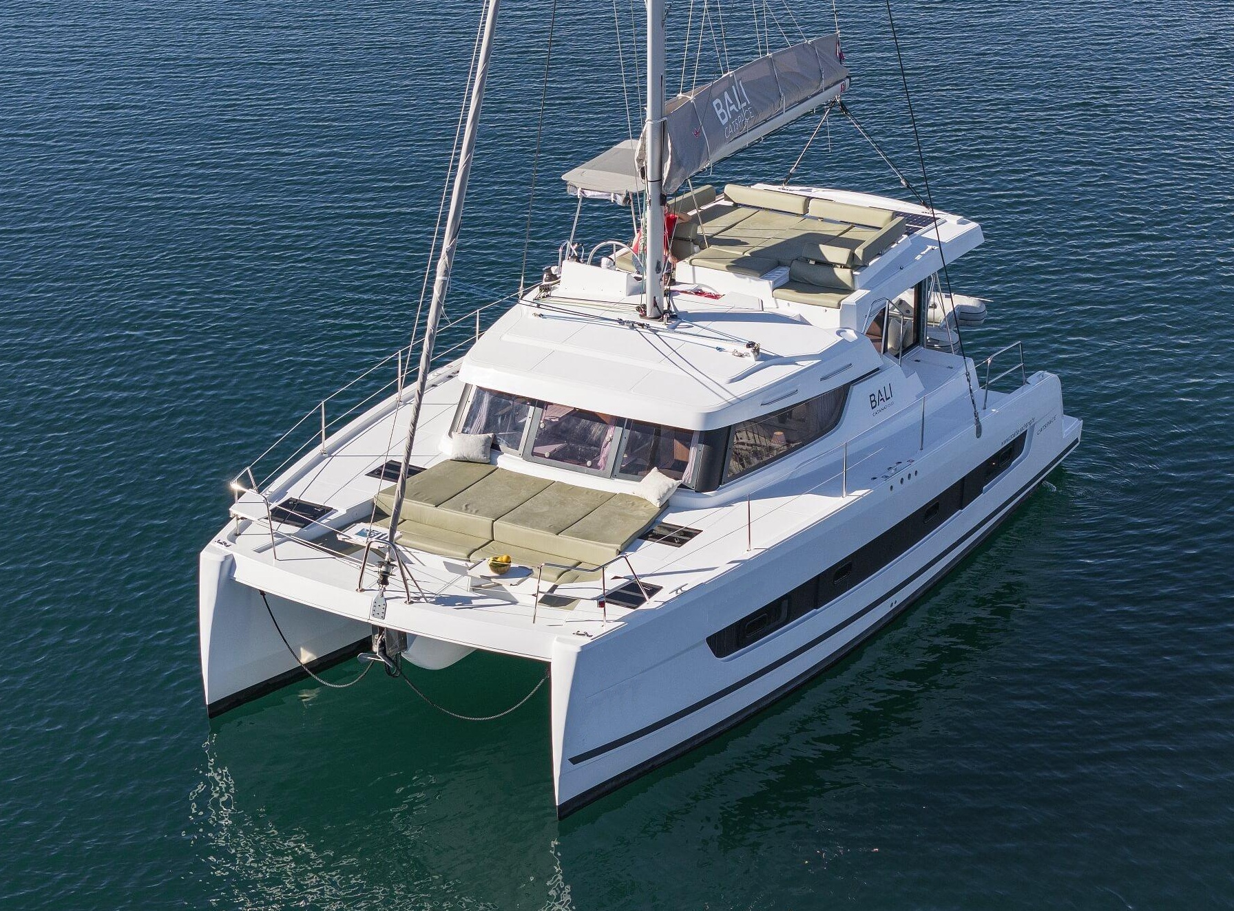 Un catamarán moderno navega por el Golfo de Orosei, ofreciendo paisajes impresionantes y paradas para nadar y bucear.
