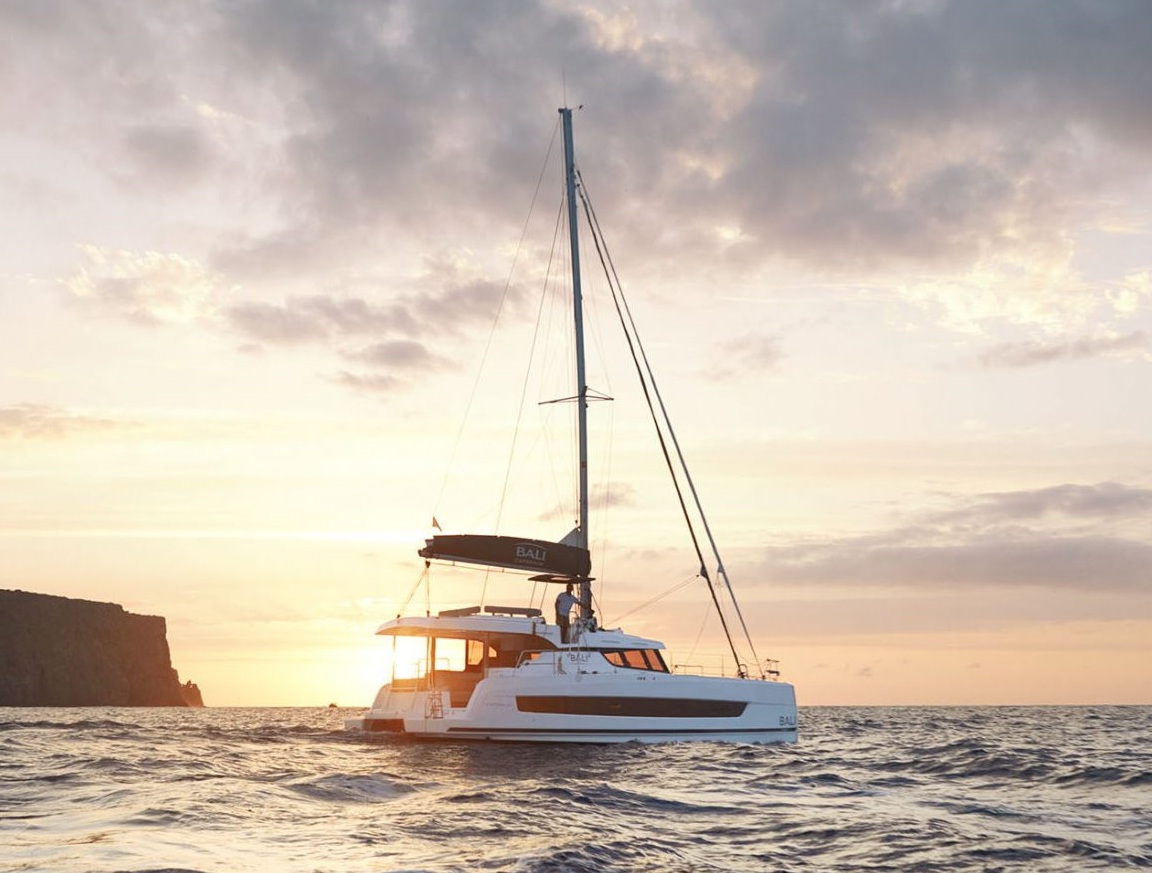 Navega en catamarán por el Golfo de Orosei al atardecer