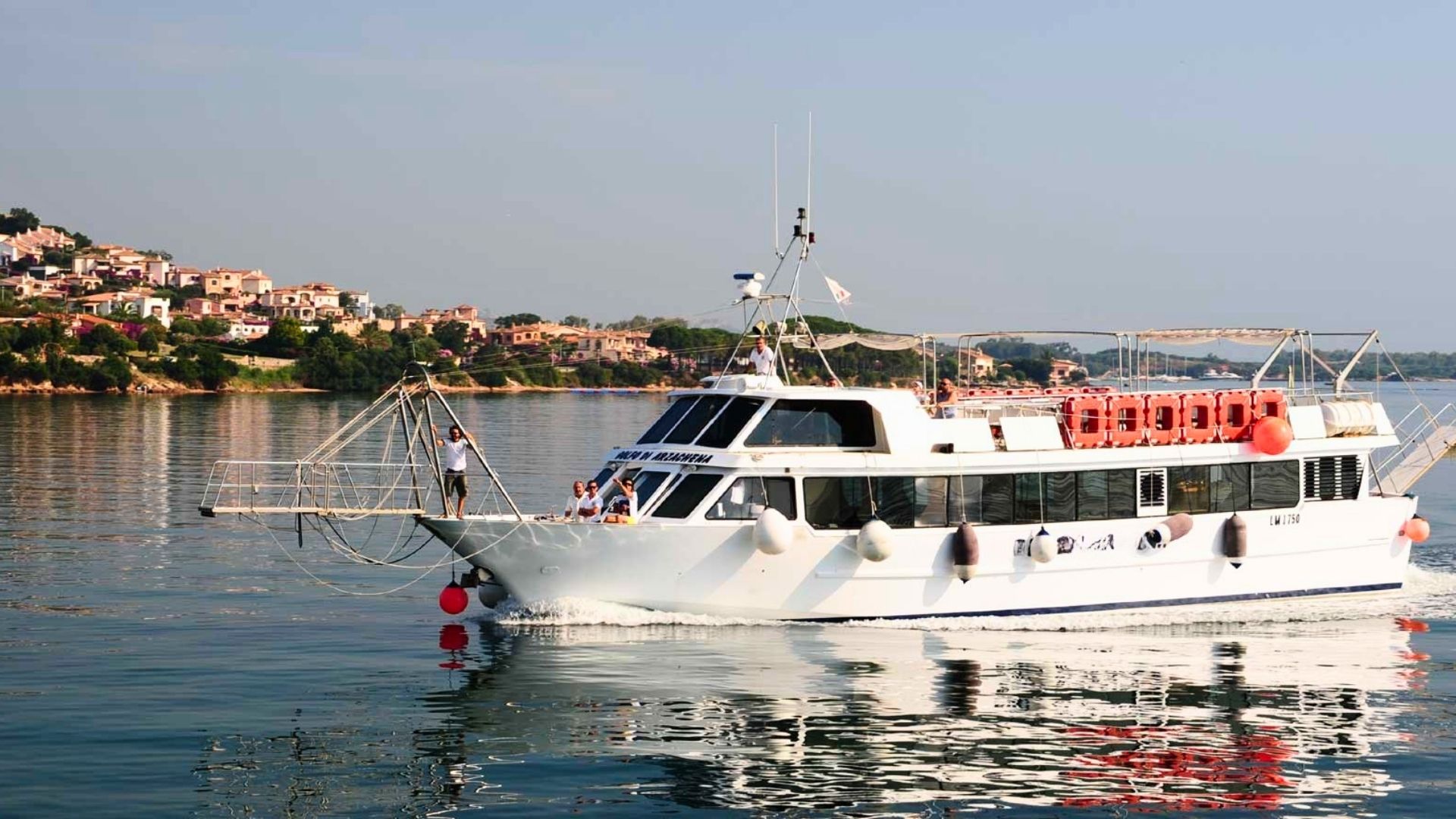Un bateau à moteur navigue entre les îles de Caprera, Santo Stefano, La Maddalena, Spargi, Santa Maria, Budelli et d'autres îles de l'archipel de La Maddalena