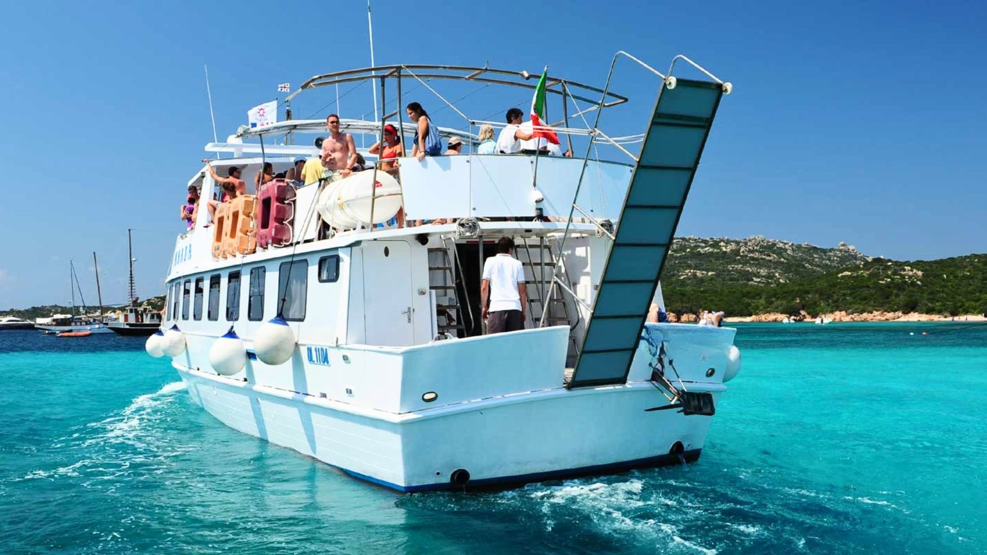 Un bateau avec des passagers navigue dans la mer bleue