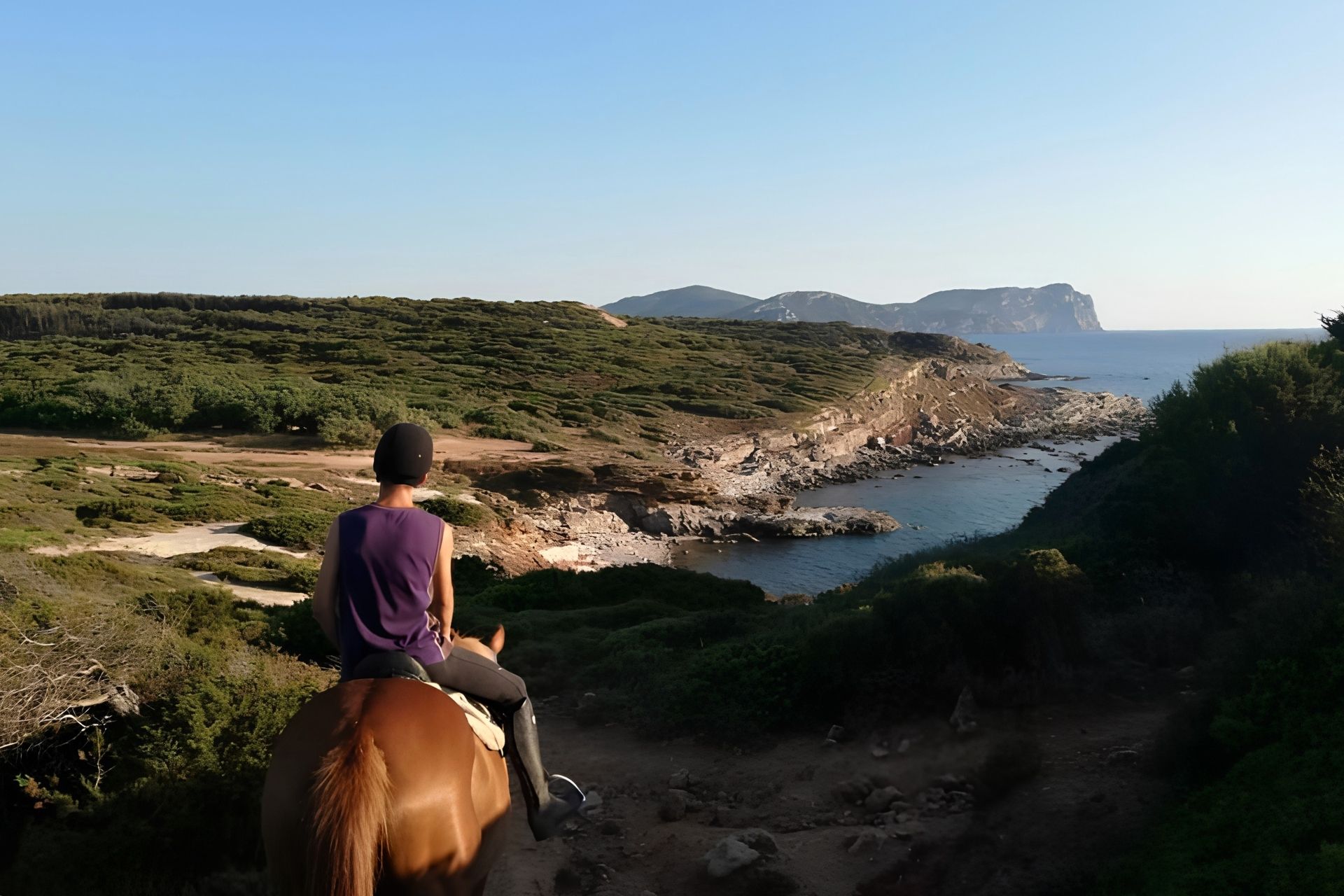 Escursionisti durante esperienza a cavallo nel territorio di Alghero