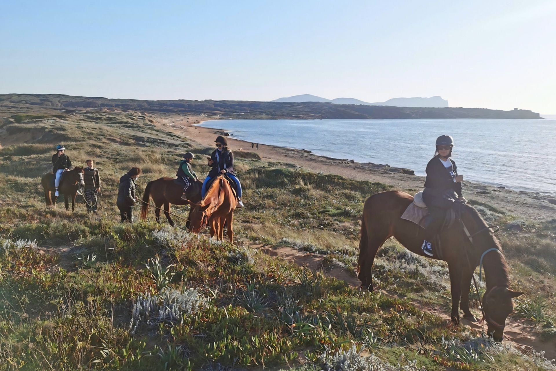 Des personnes montant à cheval le long de la côte nord-ouest de la Sardaigne, à Porto Ferro