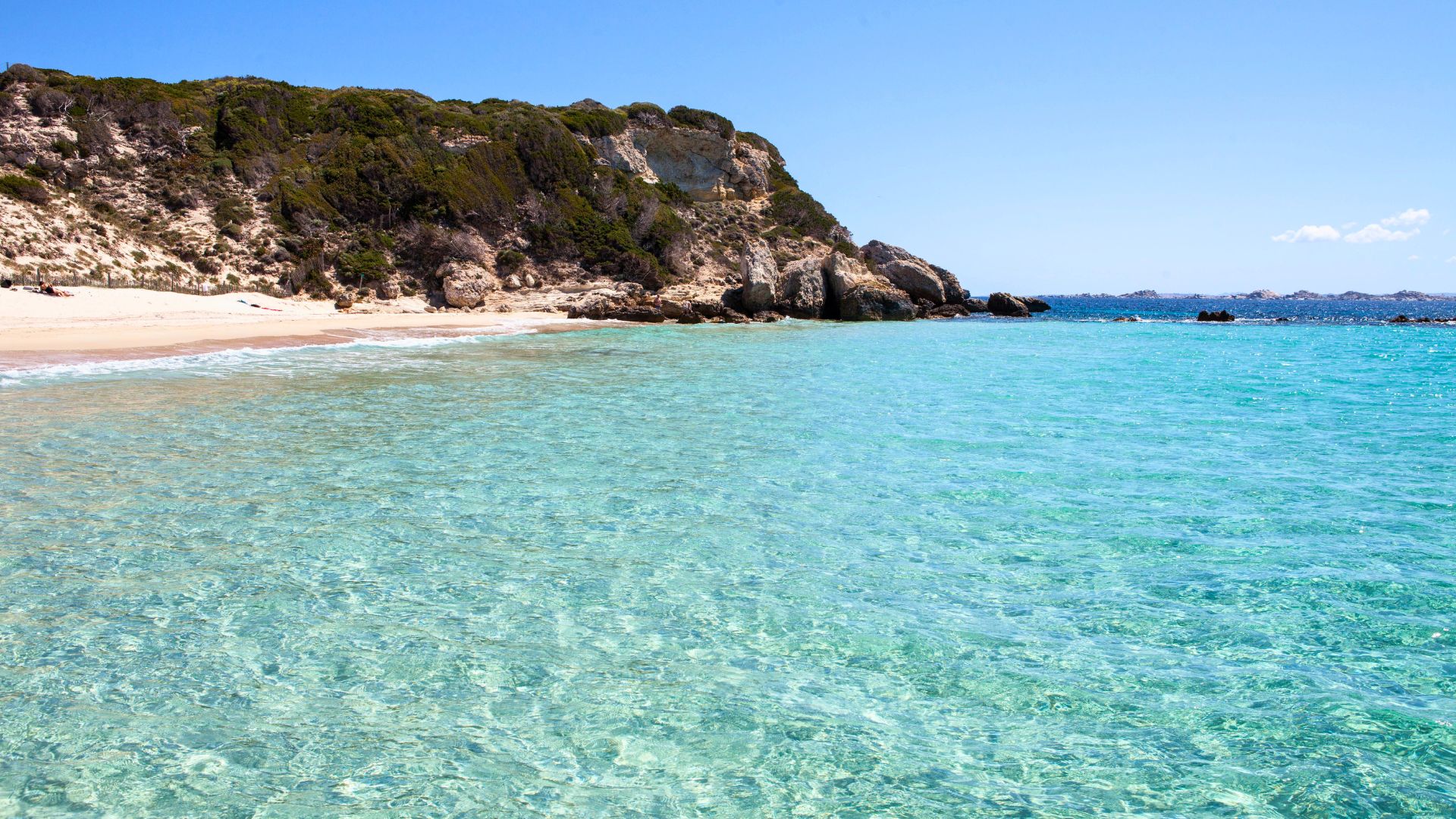 Immagine di una spiaggia con scogliere granitiche e mare cristallino, ideale per il noleggio di un gommone a Santa Teresa Gallura