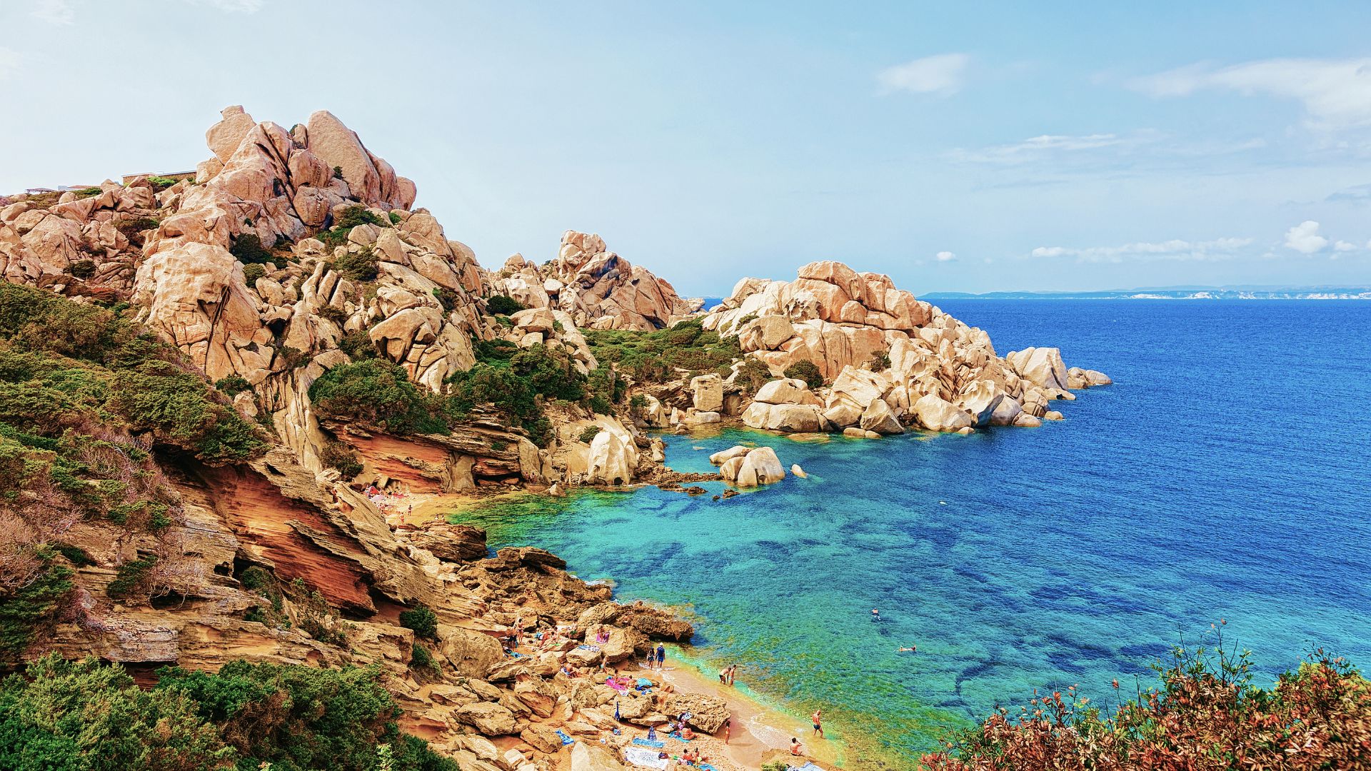 Immagine di una costa rocciosa con scogliere granitiche e mare cristallino, ideale per un noleggio gommone e per esplorare le bellezze del nord Sardegna
