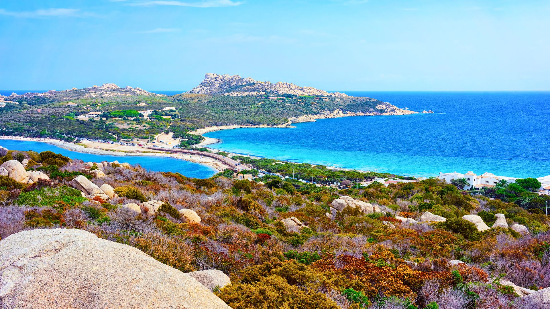 Vista panoramica di una costa con scogliere granitiche, mare cristallino e vegetazione mediterranea