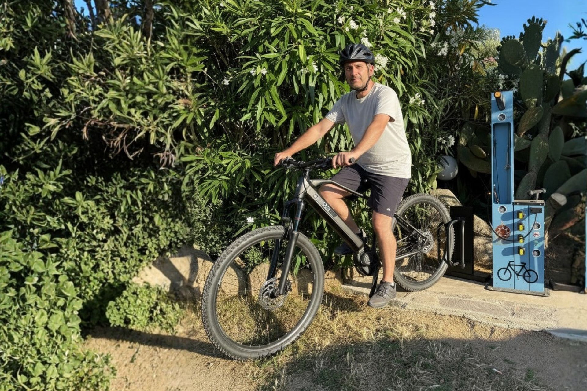 Una persona che parte in sella alla sua bici elettrica noleggiata da Olbia