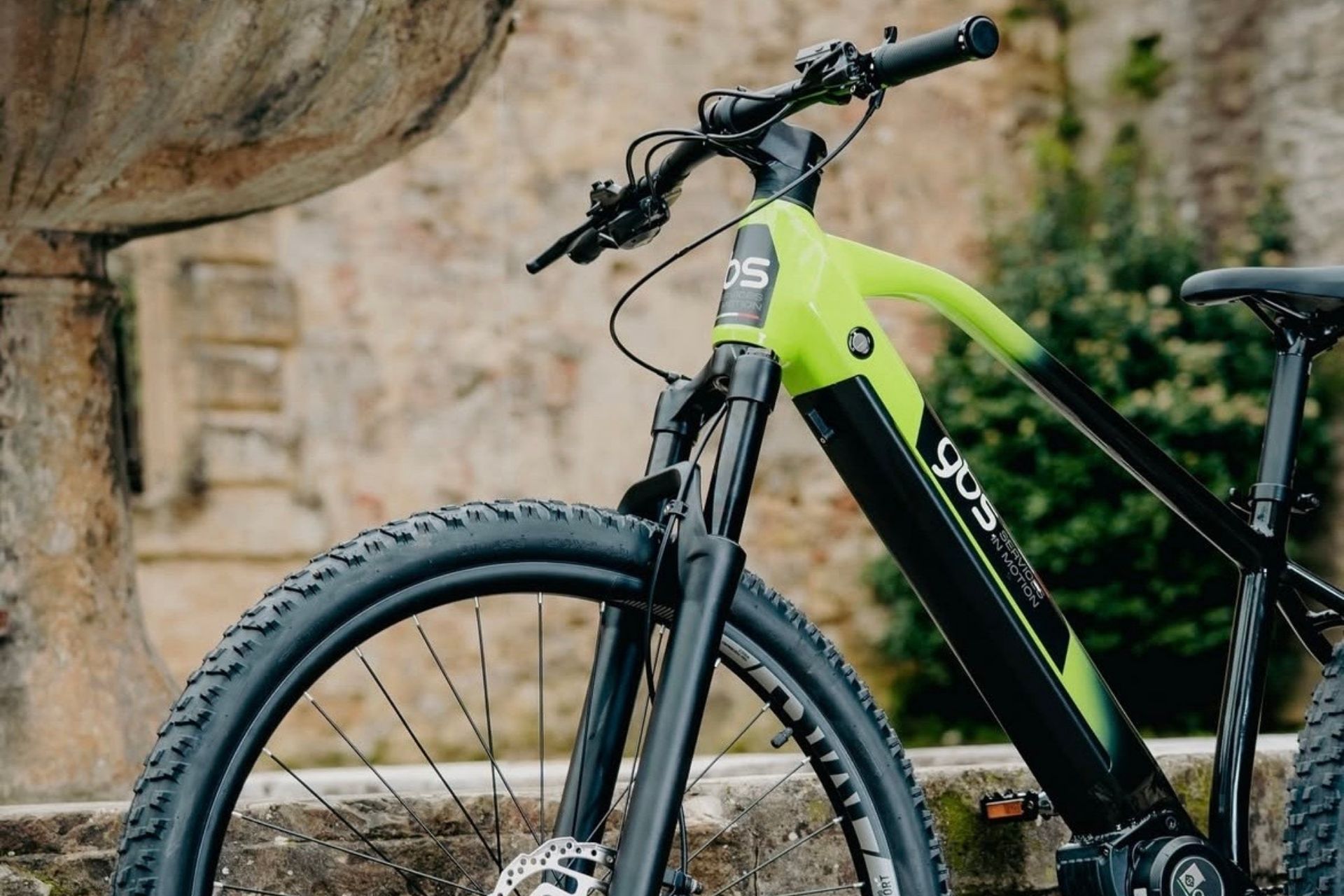 Una bici elettrica noleggiata da Olbia per esplorare la Sardegna, pedalando tra mare e campagna.