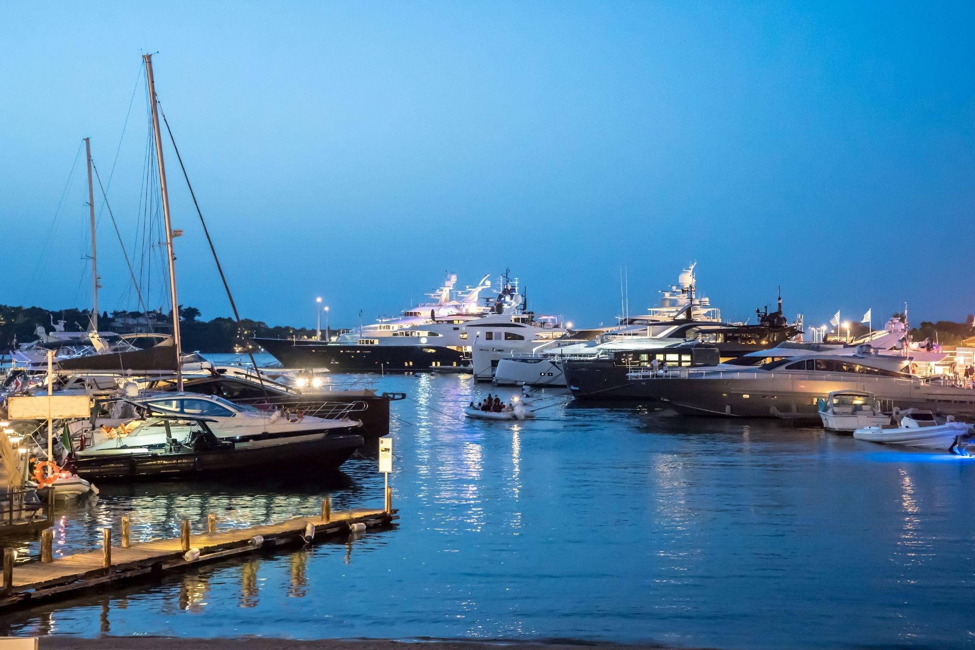 A fleet of modern and comfortable vehicles is waiting for tourists who have just arrived at the airport to take them directly to their destination