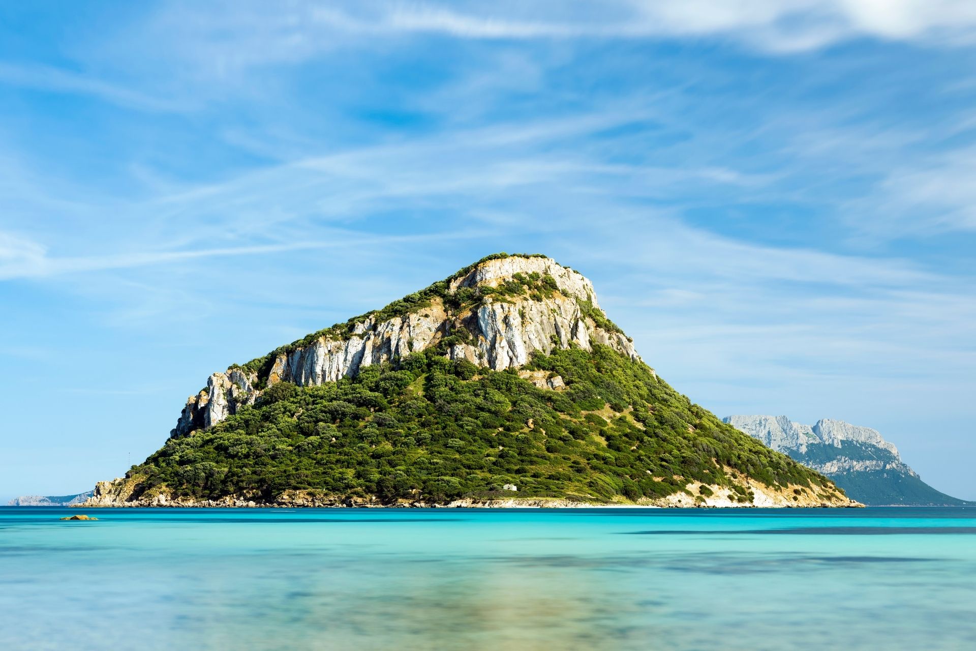 Isola di Figarolo e mare cristallino vista dal mare