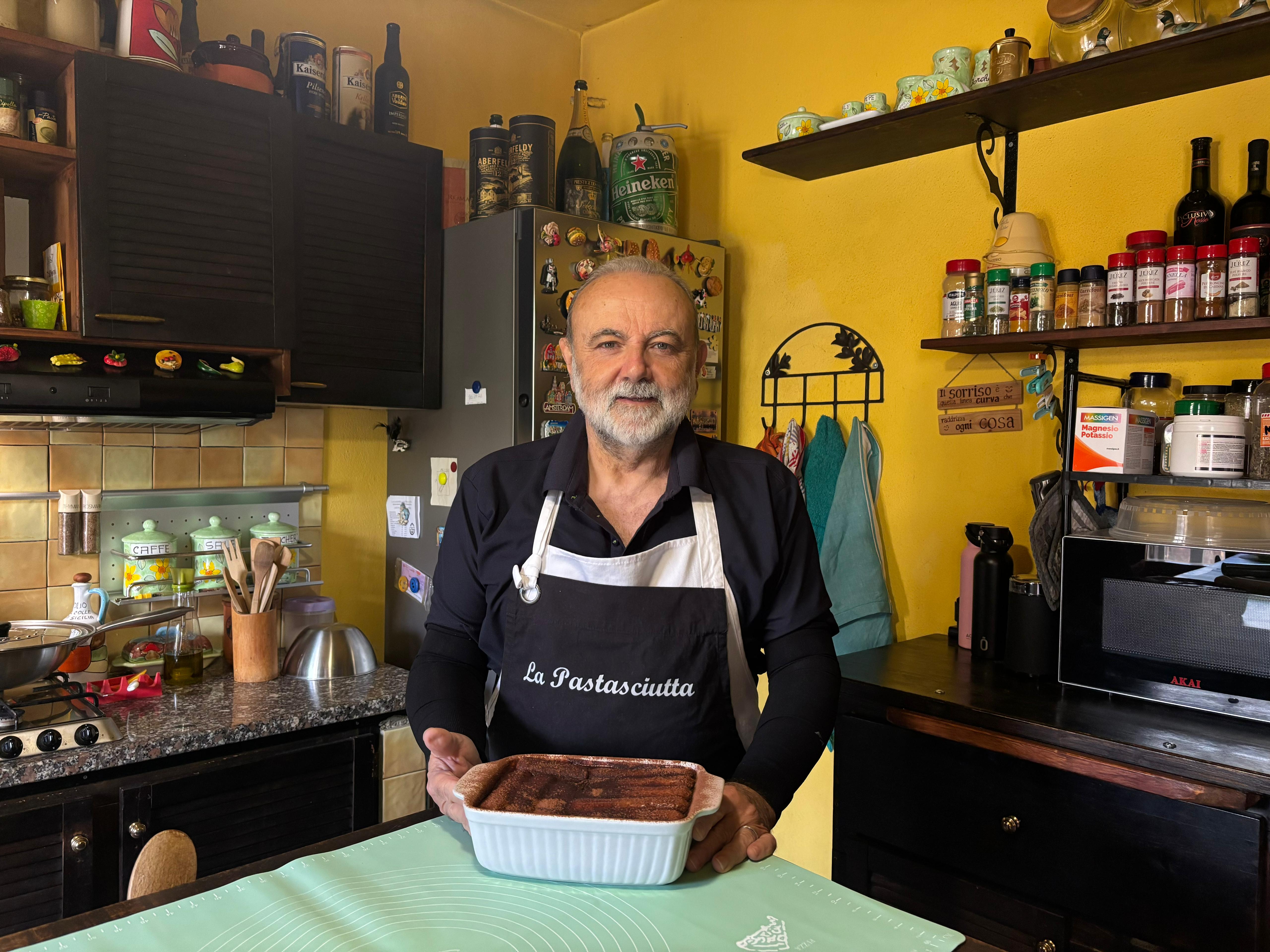 Koch mit Tiramisu, das während des Workshops frisch zubereitet wurde