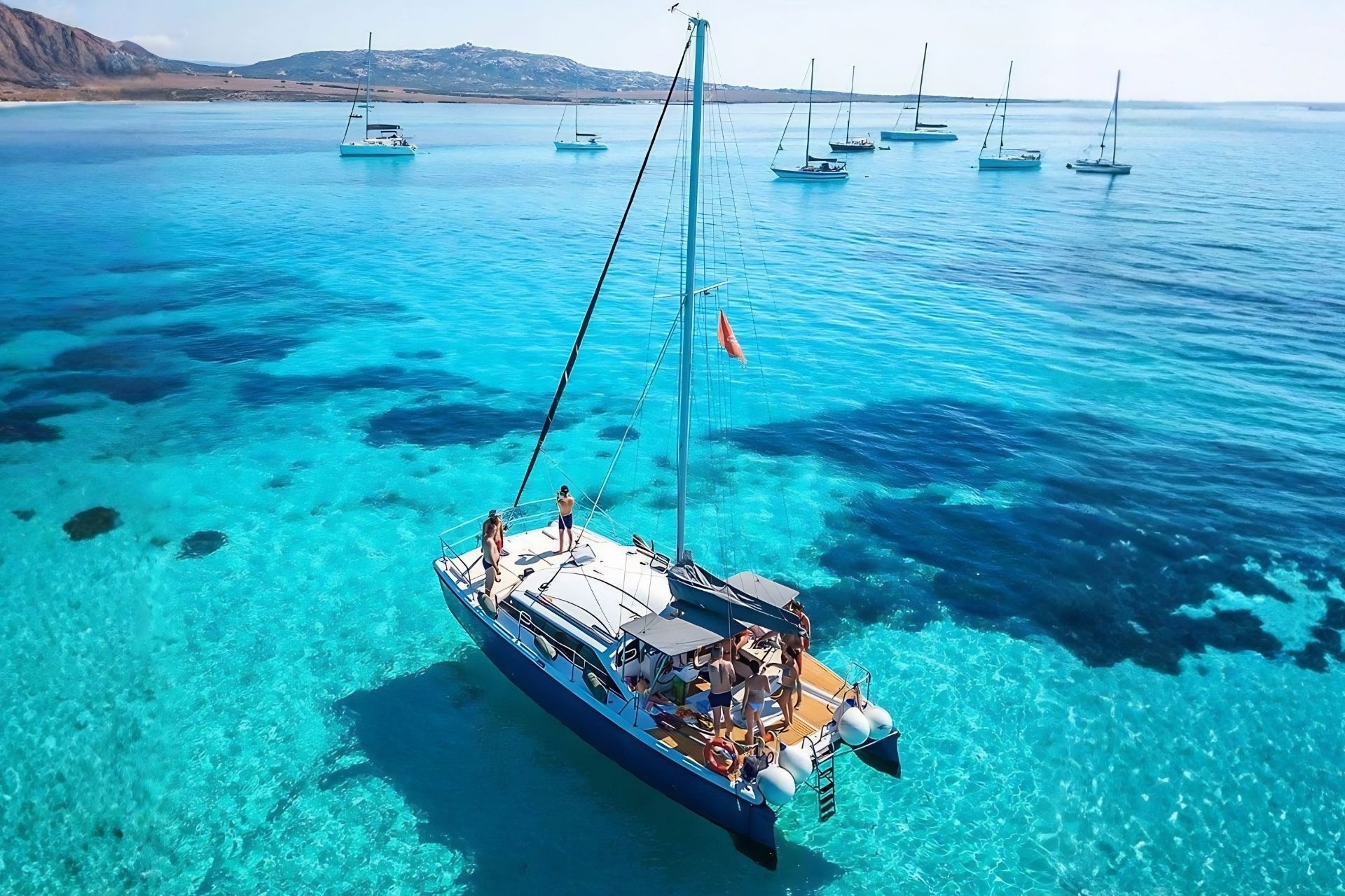Navegación en catamarán por el mar azul del Parque Asinara
